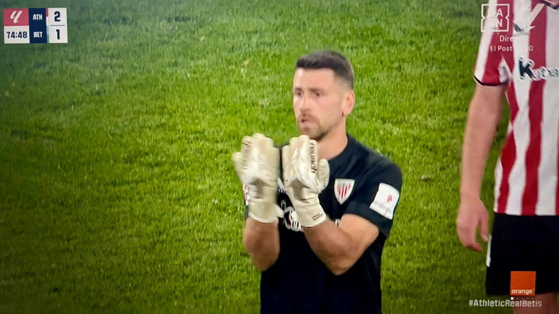 Unai Simón protesta ante Muñiz Ruiz