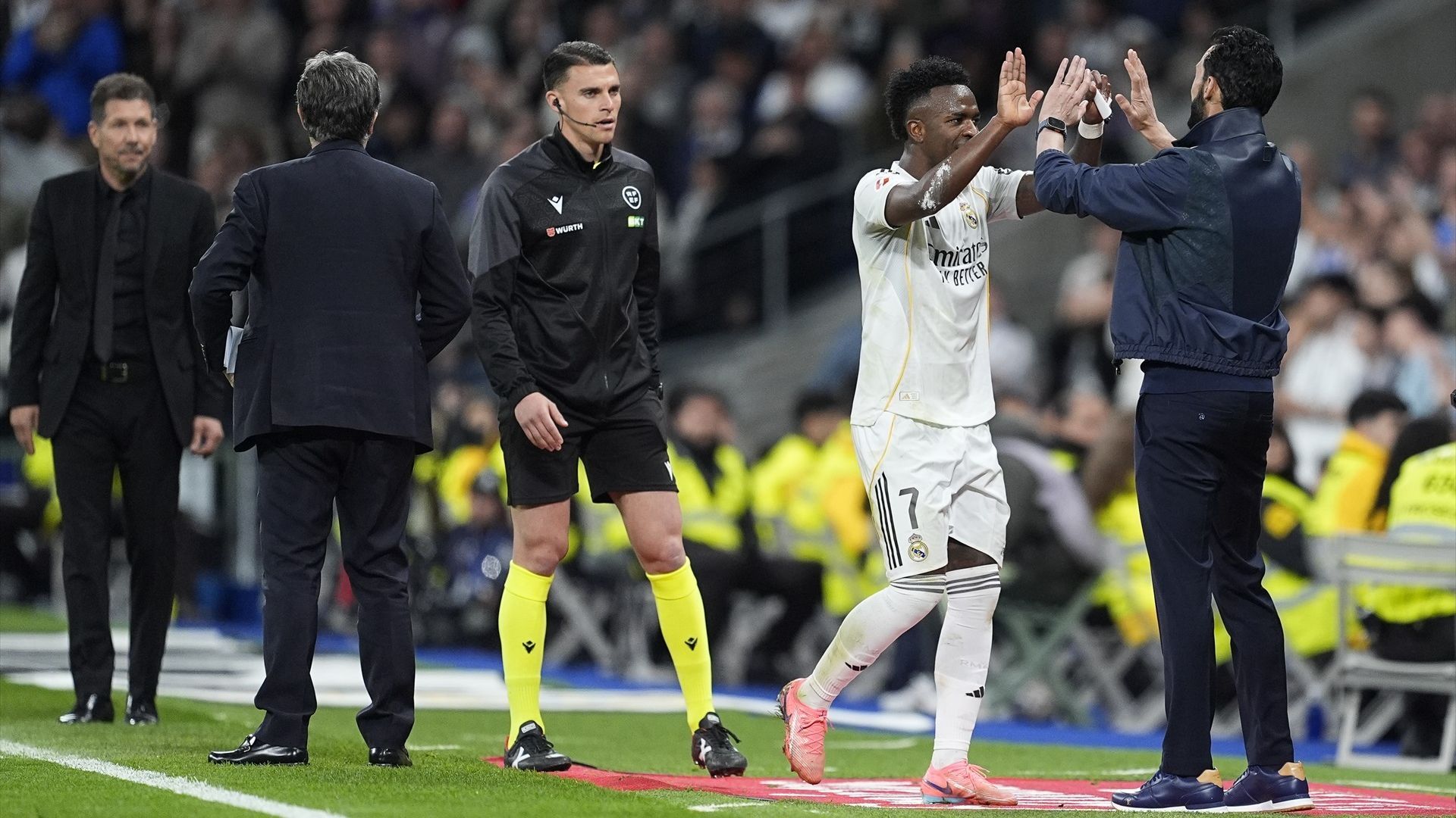 Vinicius Jr y Álvaro Arbeloa en el derbi del Bernabéu Vinicius Jr y Álvaro Arbeloa en el derbi del Bernabéu