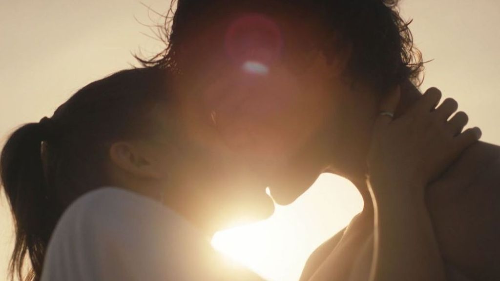 Hugo y Ainara, hija de Inés, se dan su primer beso