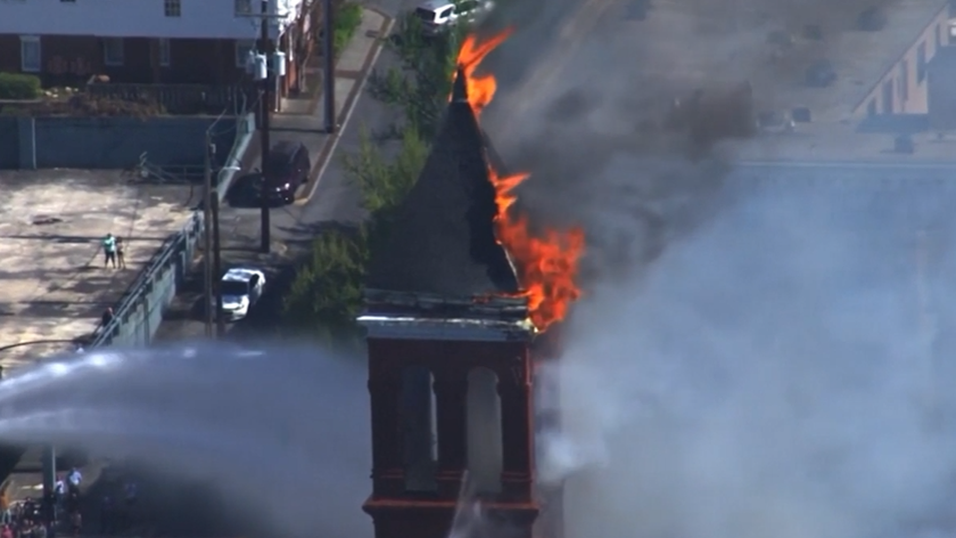 Arde la torre del reloj del Palacio de Justicia de Georgia, EEUU