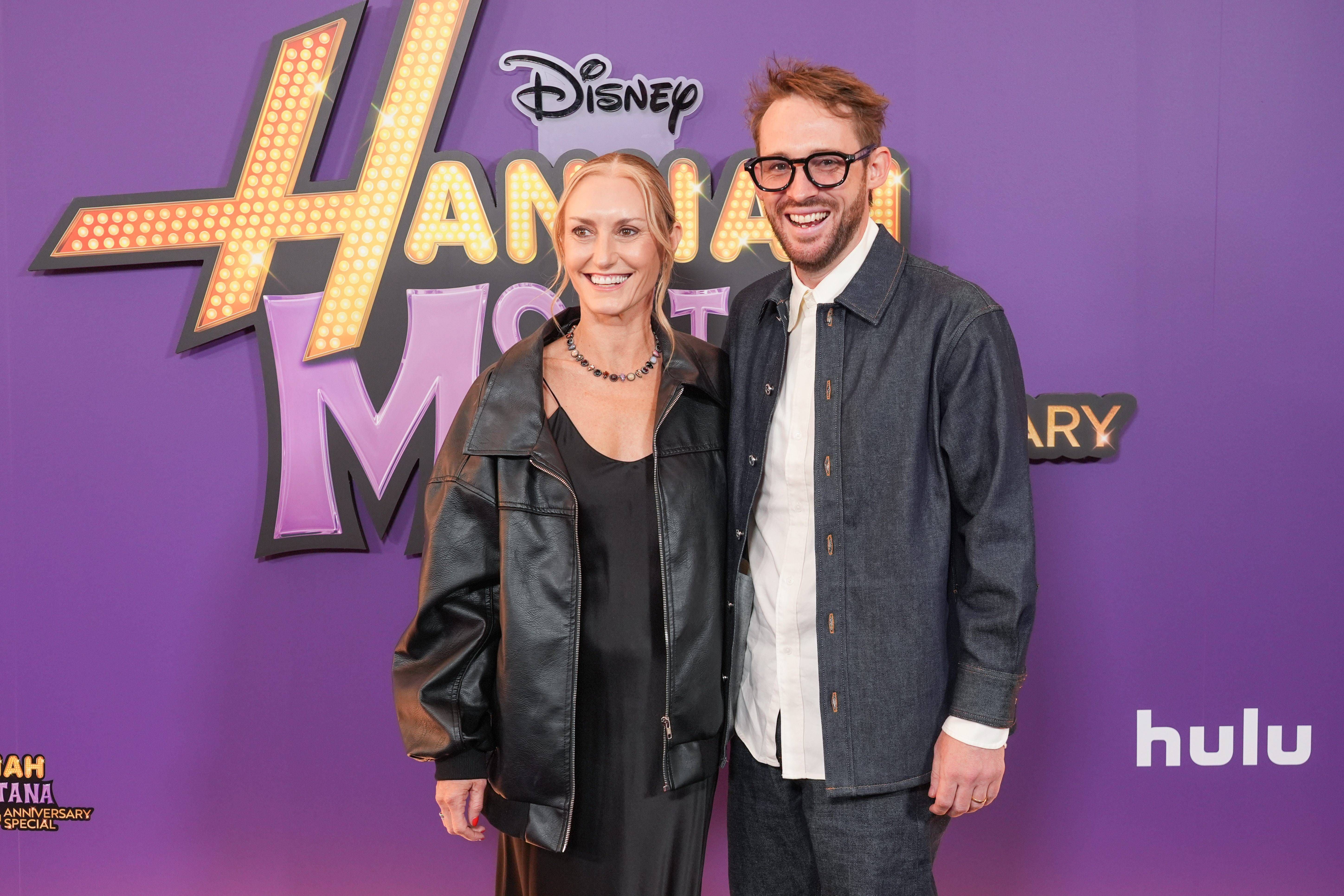 Ashley Edens y Sam Wrench, en el estreno de 'Hannah Montana especial 20º aniversario'