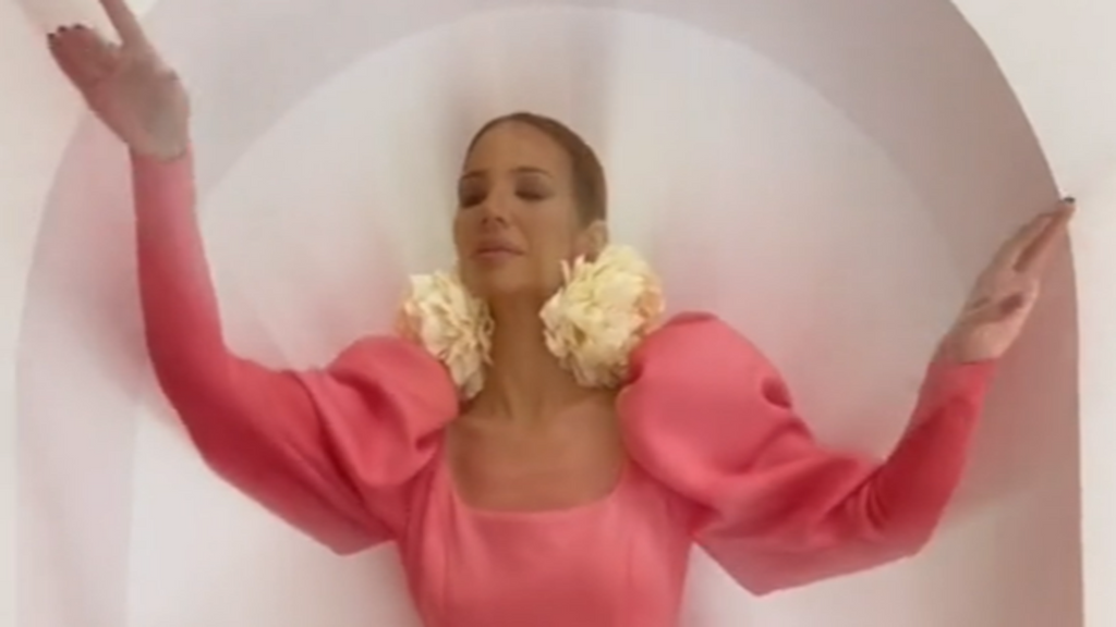 La performance de Tamara Gorro vestida de "virgen" flamenca