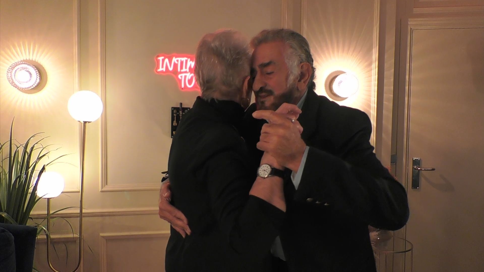 Blanca "regatea" los besos de su cita mientras bailan un bolero en 'First Dates': "Mi cuerpo lo rechazó totalmente"