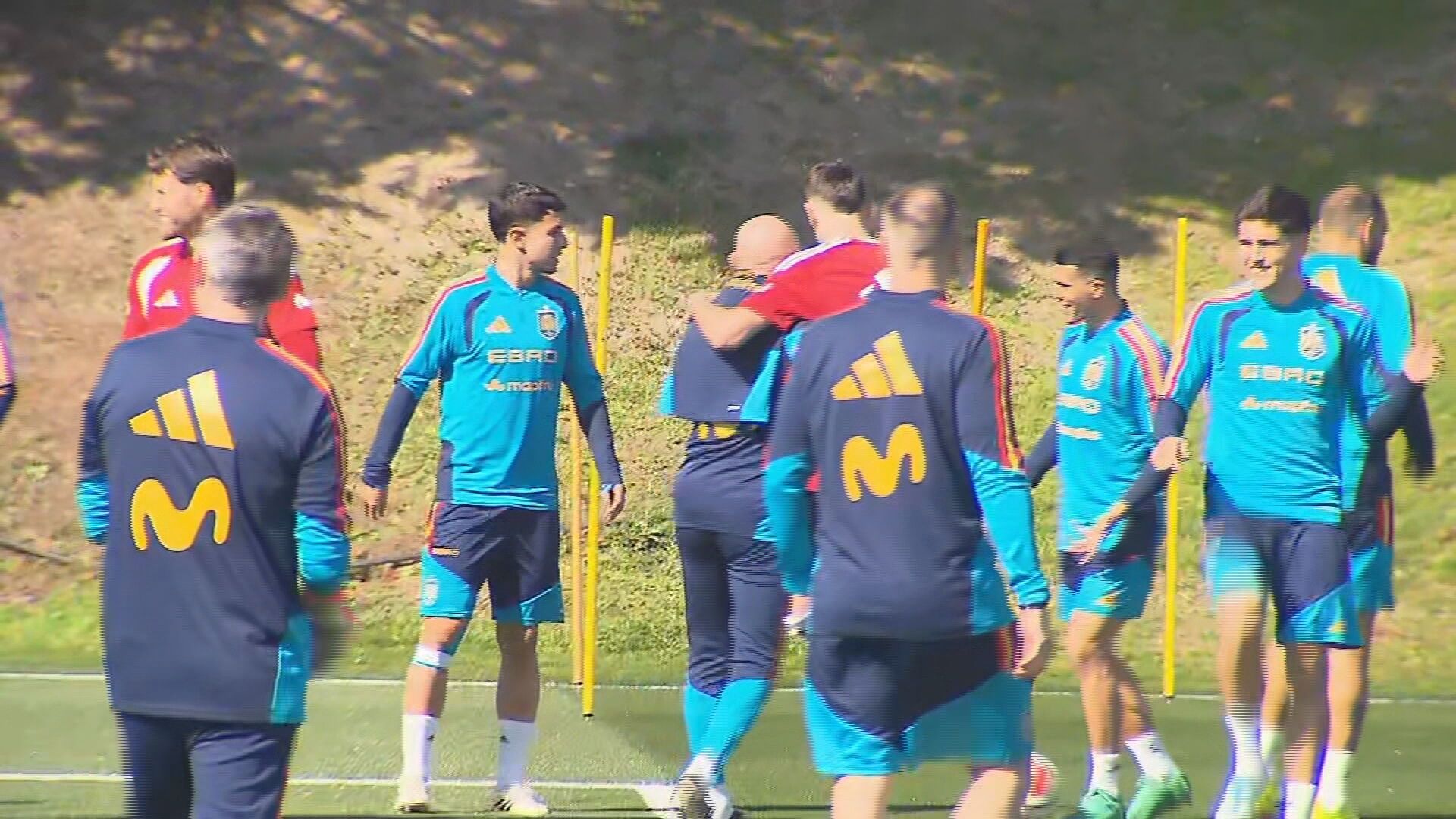 El abrazo entre Joan García y Luis de la Fuente en el entreno