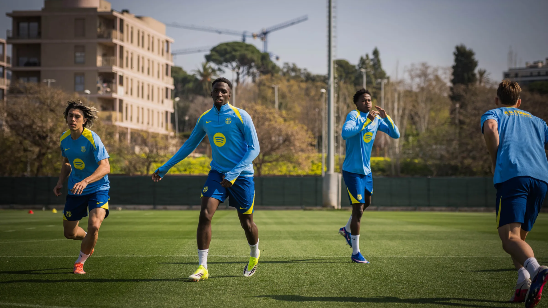 El entrenamiento del Barcelona, plagado de canteranos