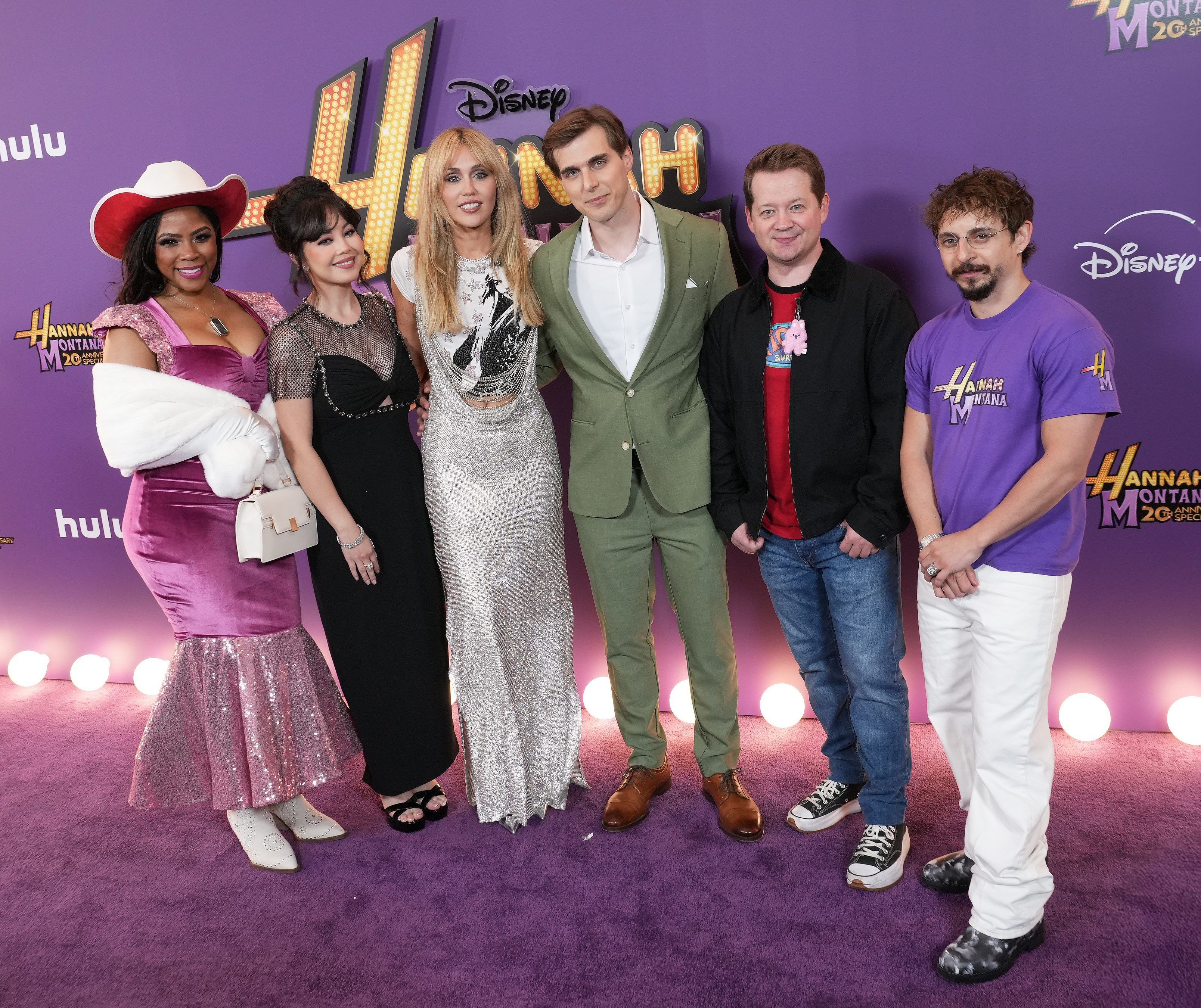 El elenco, en el estreno de 'Hannah Montana especial 20º aniversario'