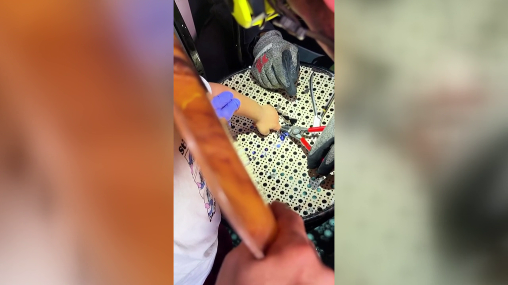 El momento en que una niña de dos años es liberada por los bomberos tras quedar su dedo encajado en una silla metálica en Castellar, Valencia