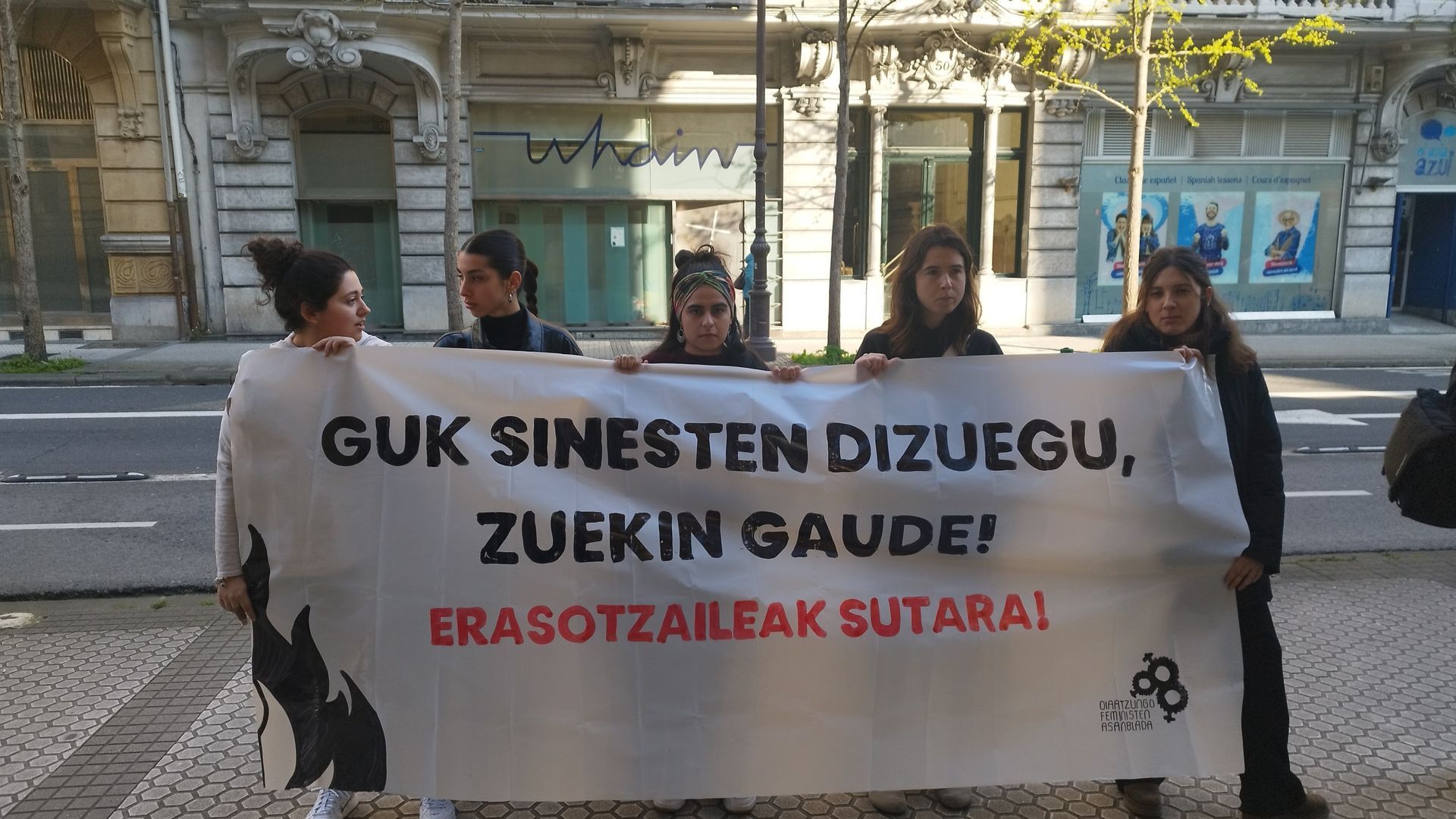 EuropaPress_7391749_concentracion_exalumnas_profesor_juzgado_san_sebastian