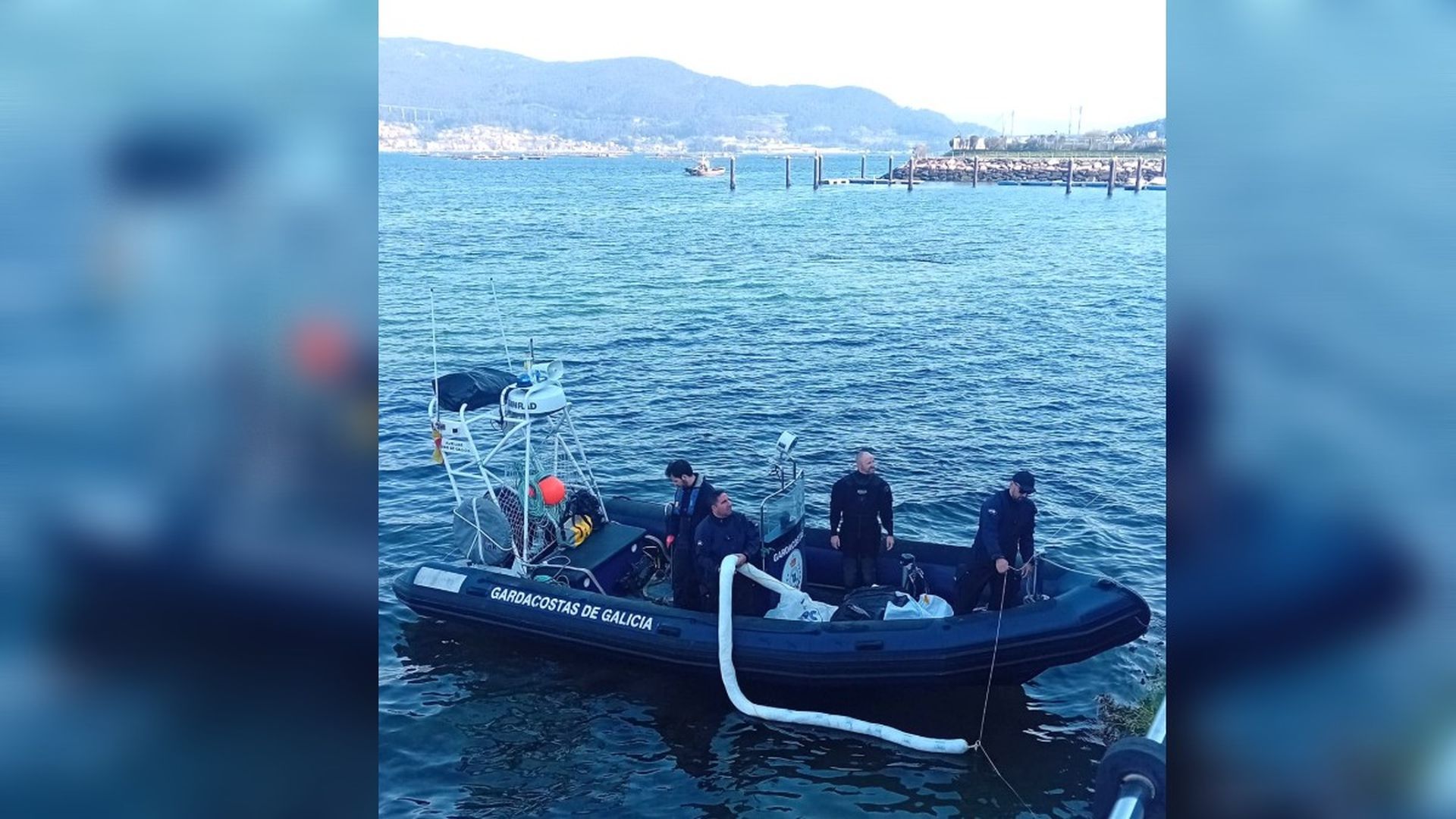 Gardacostas de Galicia ha desplegado barreras anticontaminación en la zona