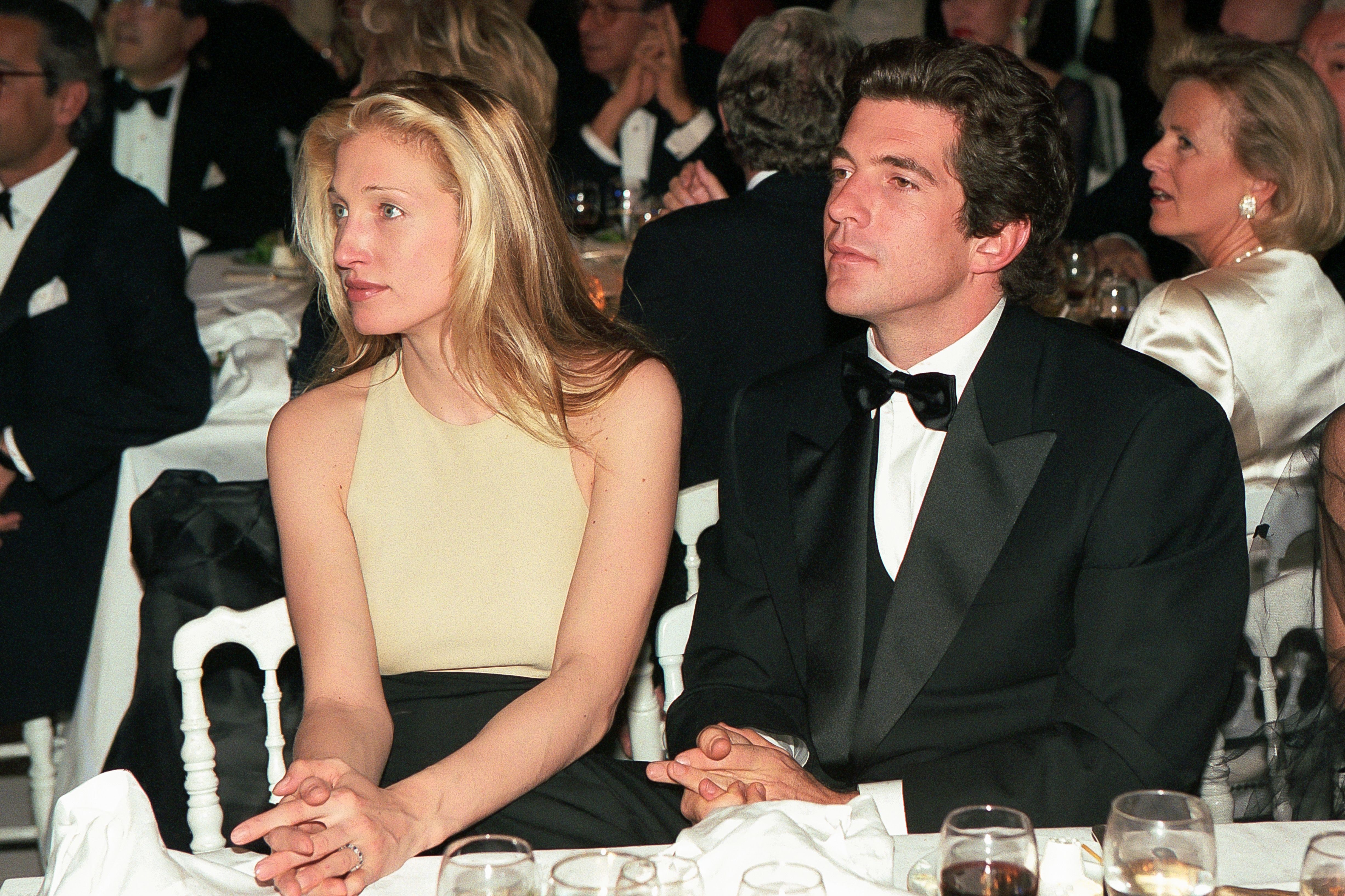 John F. Kennedy Jr. y su mujer, Carolyn Bessette, en la presentación de Cartier