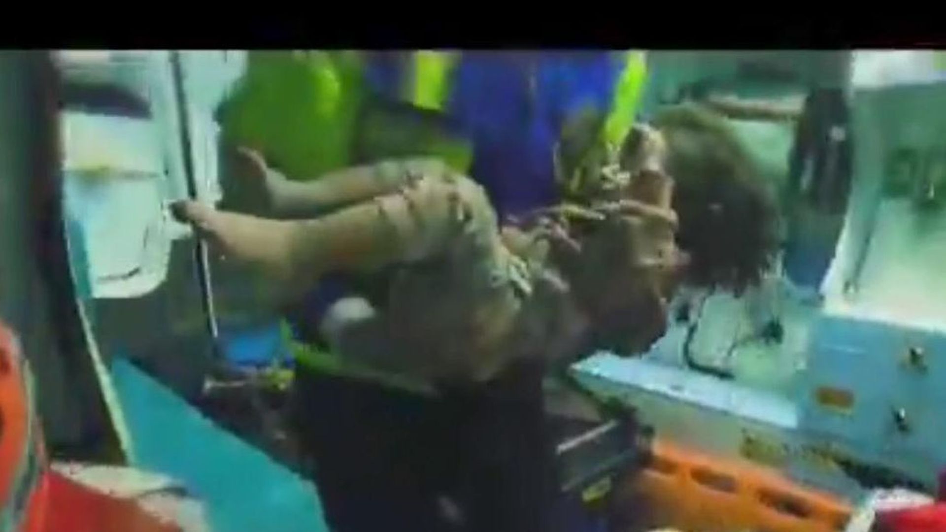 Helma, una niña de un año, rescatada de entre las bombas: la única superviviente de su familia