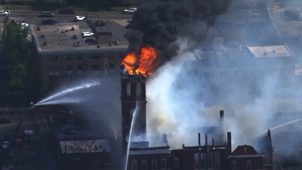 Así ardía la torre del reloj del histórico Palacio de Justicia de Georgia