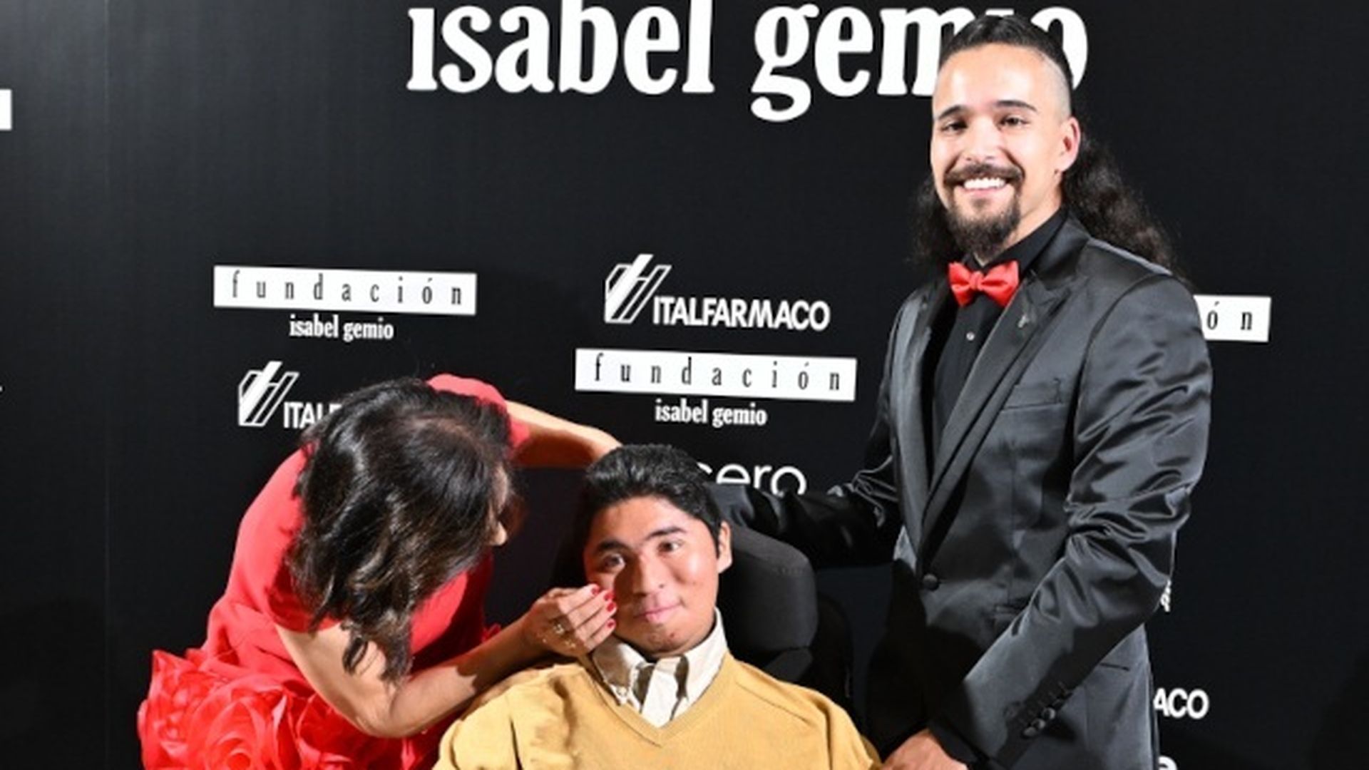 Isabel Gemio junto a sus hijos Gustavo y Diego en la cena solidaria de la Fundación que lleva su nombre