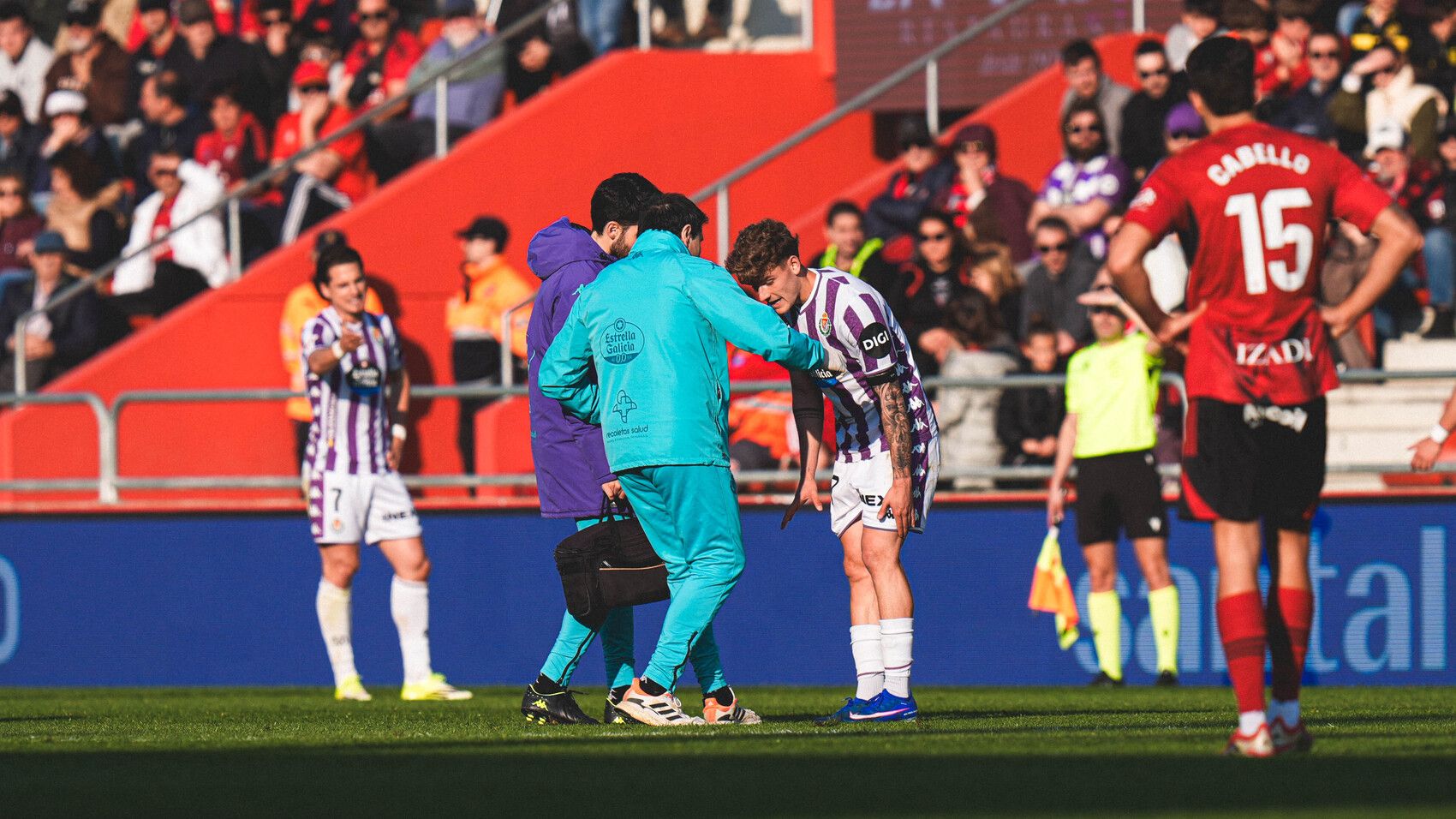 Iván Garriel, atendido por molestias en su rodilla en Anduva.