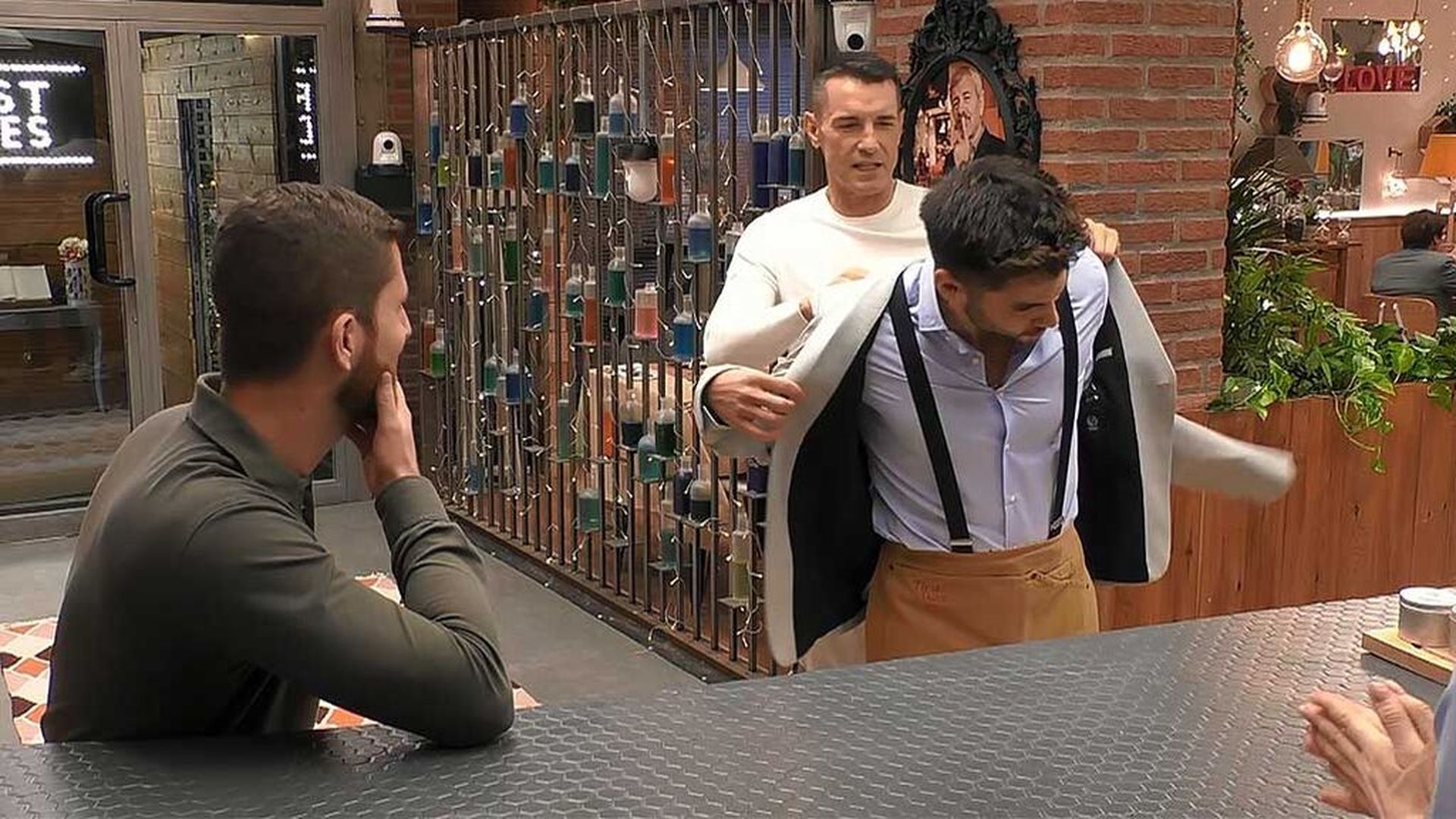 Jesús Vázquez cede los mandos de ‘First Dates Café’ a Dani G.: “Eres el nuevo director de sala” Jesús Vázquez cede los mandos de ‘First Dates Café’ a Dani G.: “Eres el nuevo director de sala”