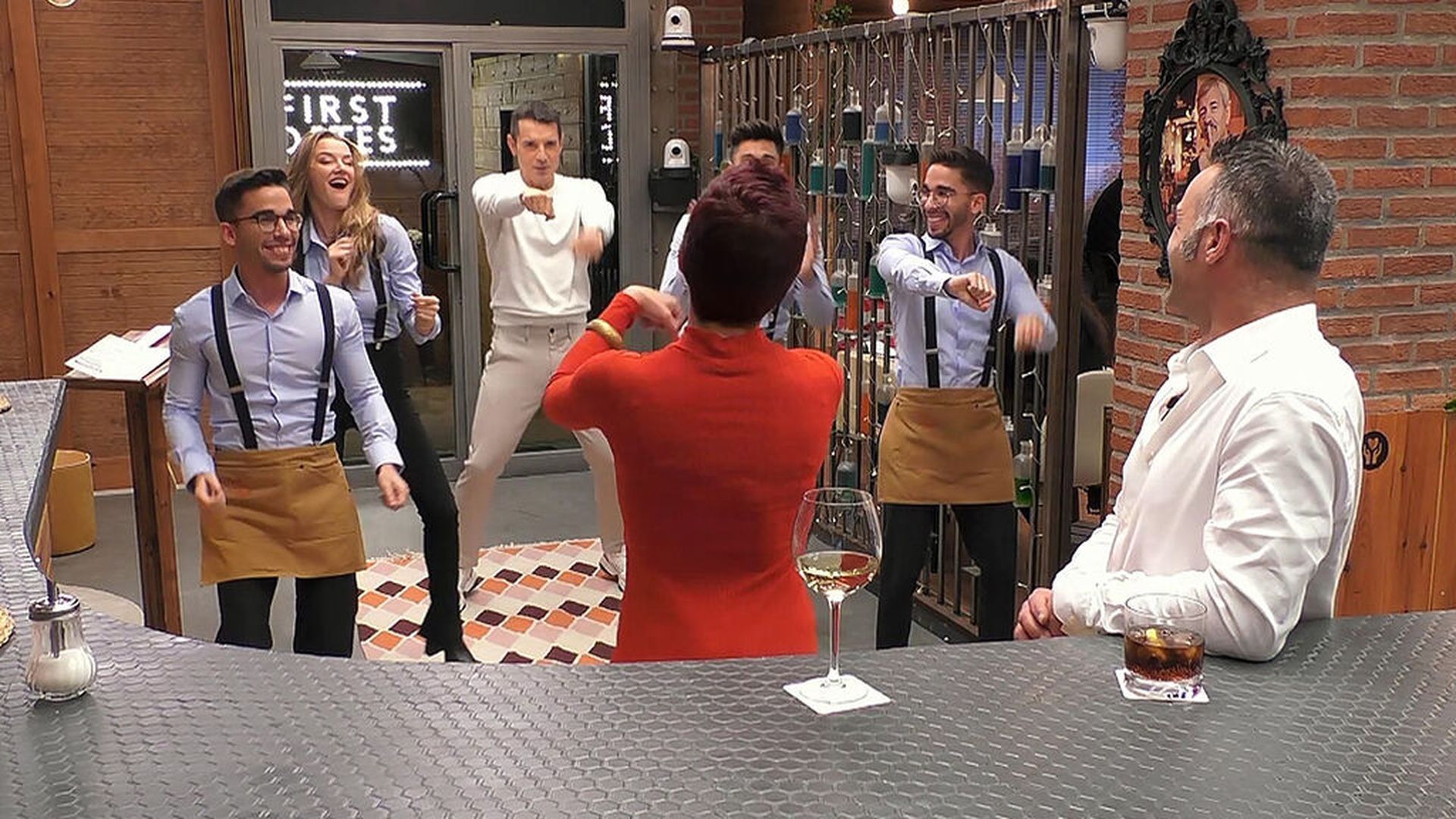 Jesús Vázquez y el equipo de 'First Dates' se atreven con el Hung Up de Madonna