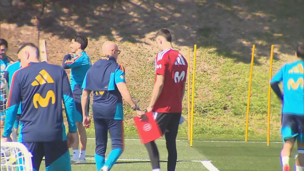 Luis de la Fuente recibe con los brazos abiertos a Joan García: charla y abrazo antes de comenzar su primer entreno