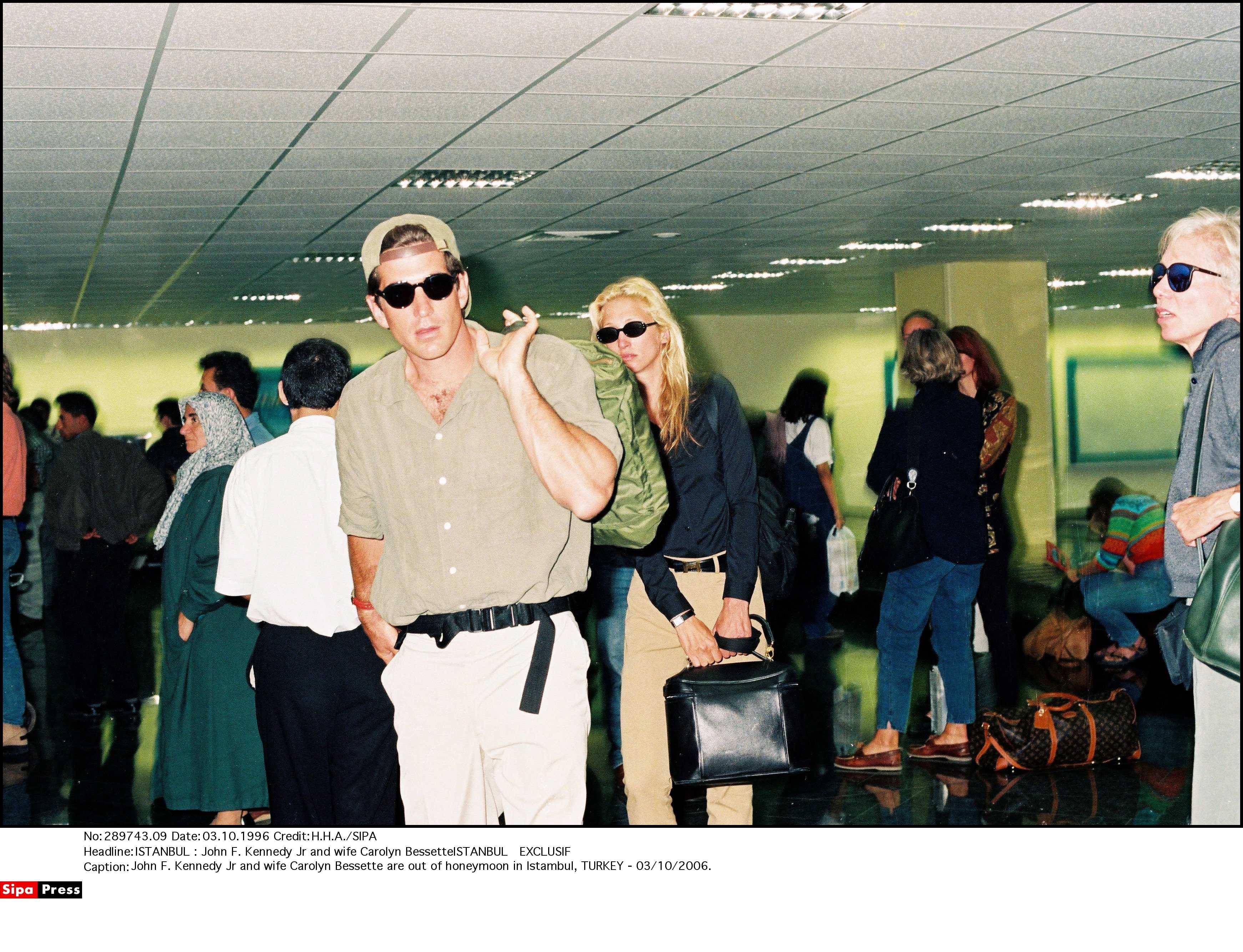John F. Kennedy Jr. y Carolyn Bessette, durante su luna de miel en Estambul, Turquía