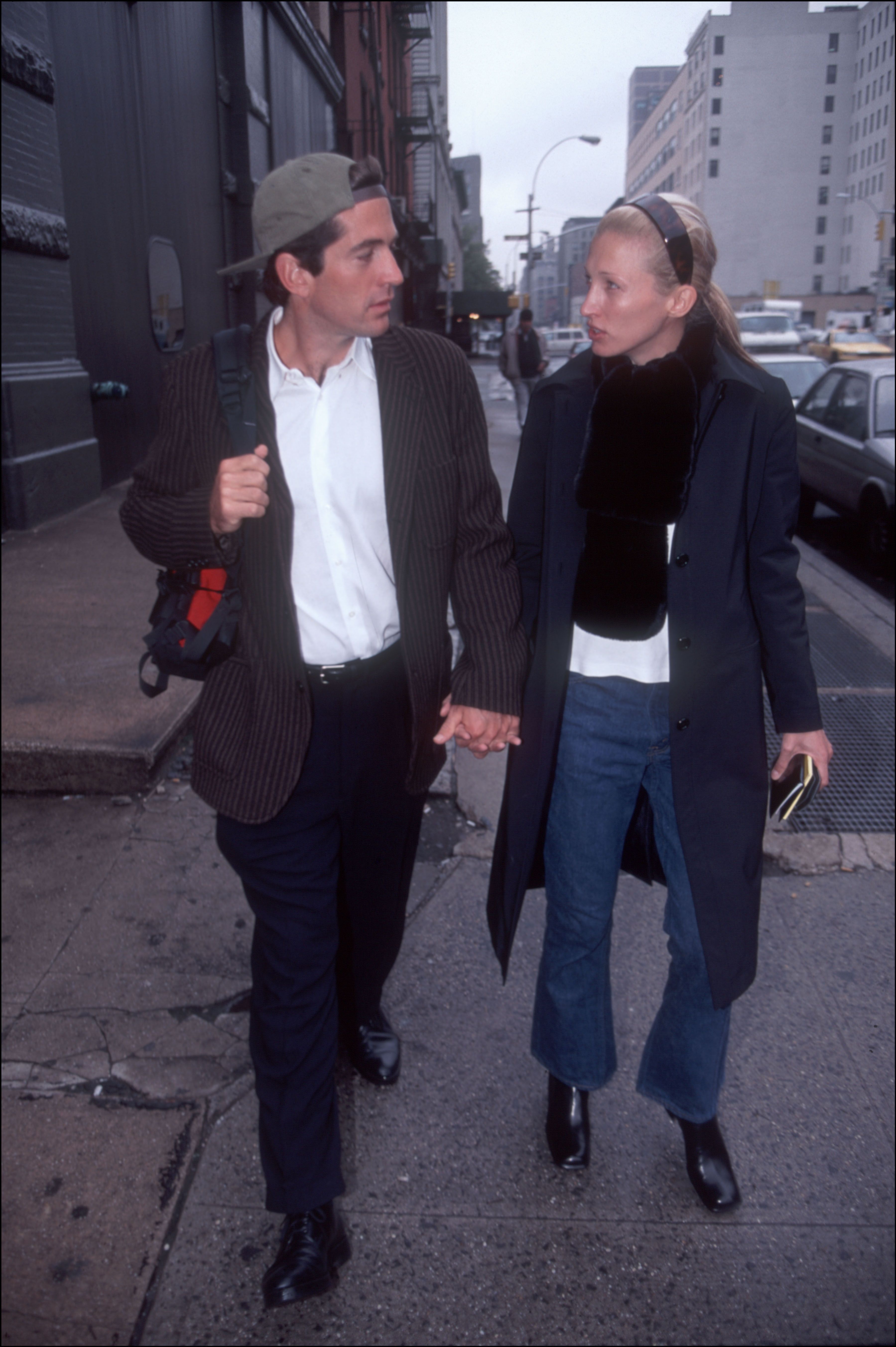 John F. Kennedy Jr. y su mujer, Carolyn Bessette, yendo al metro tras salir de su loft en Tribeca, en la calle N. Moore, Nueva York