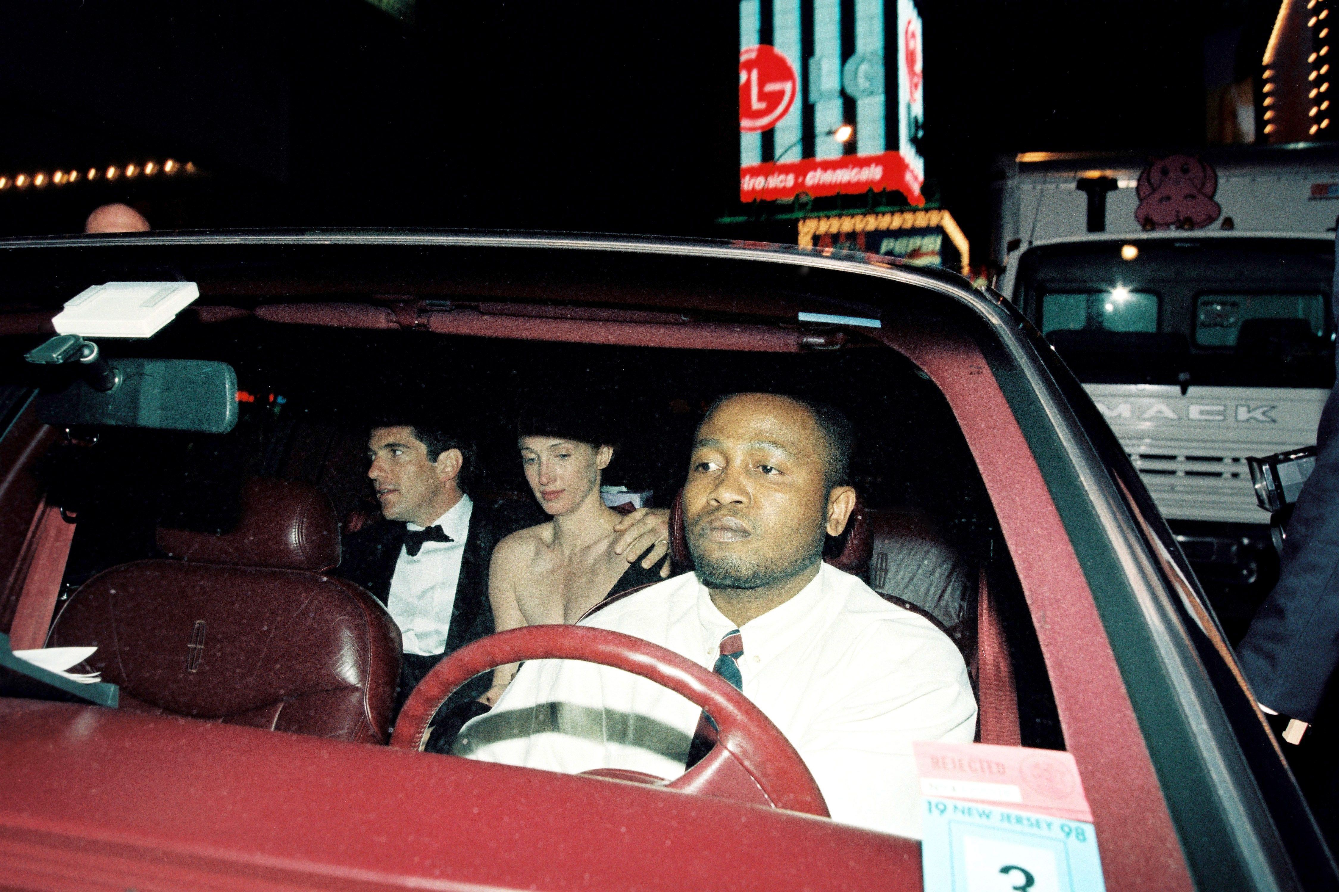John Fitzgerald Kennedy, Jr. y Carolyn Bessette, en la entrega de los premios Jacqueline Kennedy Onassis