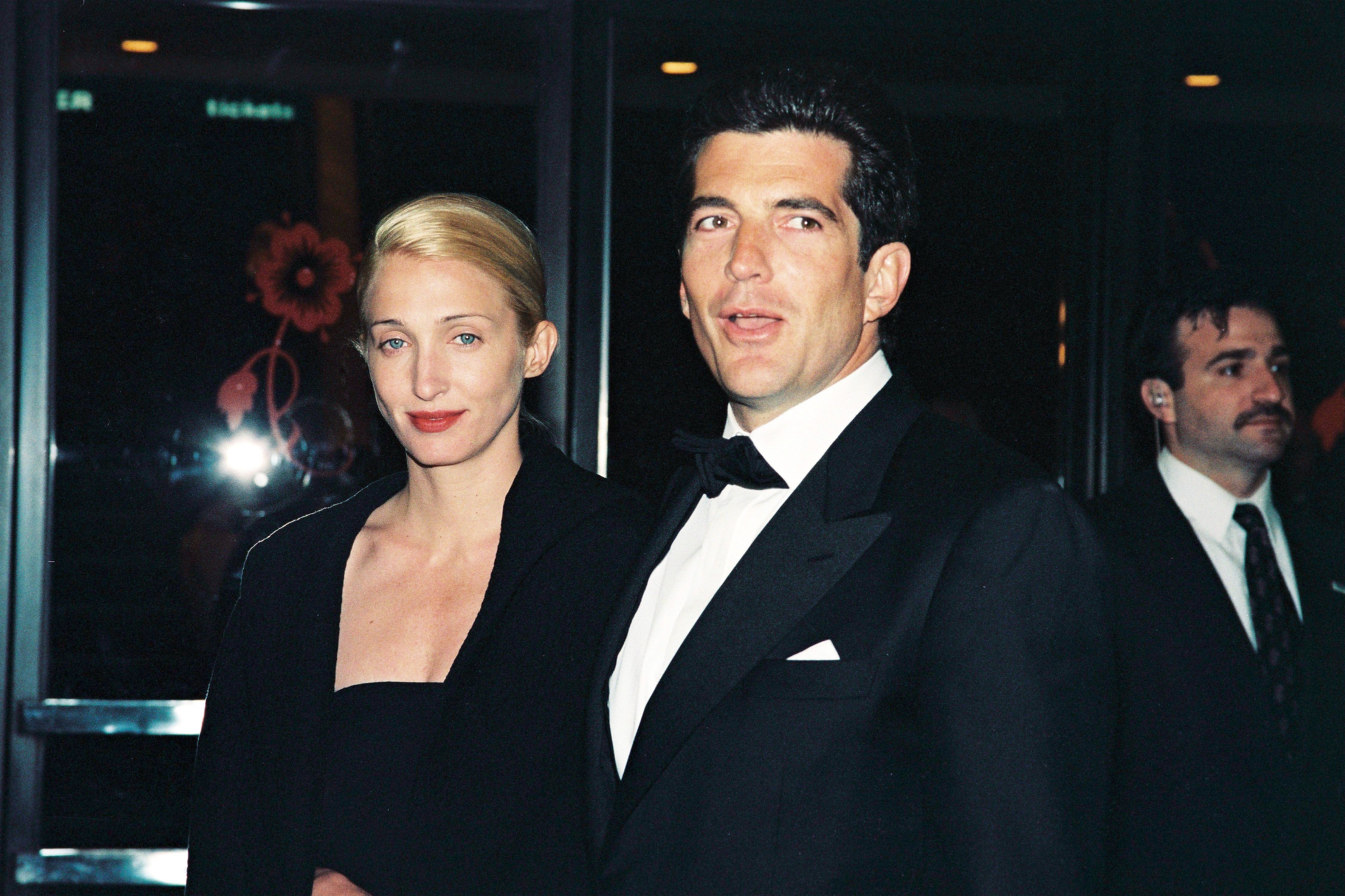 John Fitzgerald Kennedy, Jr. y Carolyn Bessette, en la entrega de los premios Jacqueline Kennedy Onassis, en el Teatro Minskoff de Nueva York