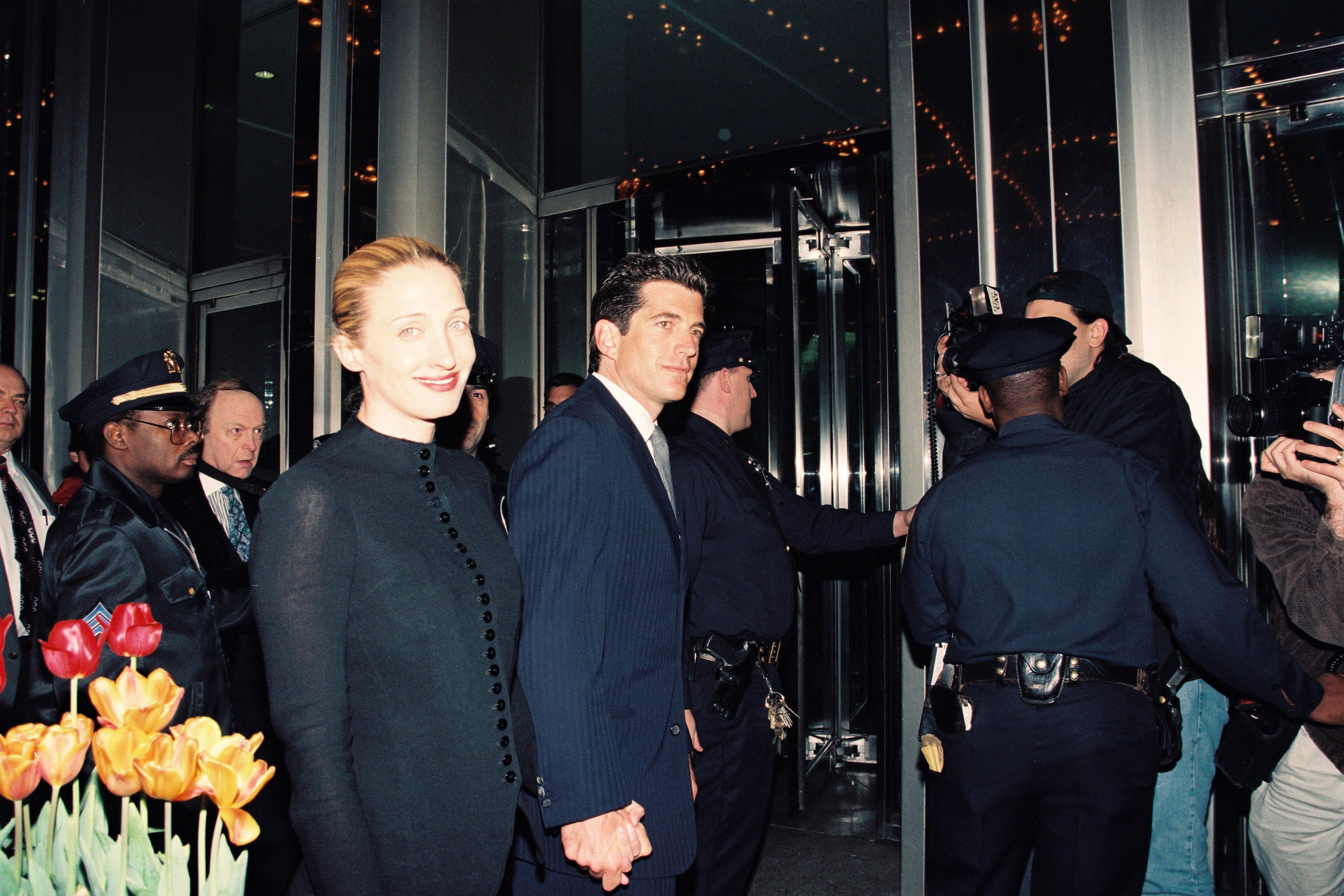 John Fitzgerald Kennedy, Jr. y Carolyn Bessette, en una cena benéfica para recaudar fondos a favor de Riverkeeper