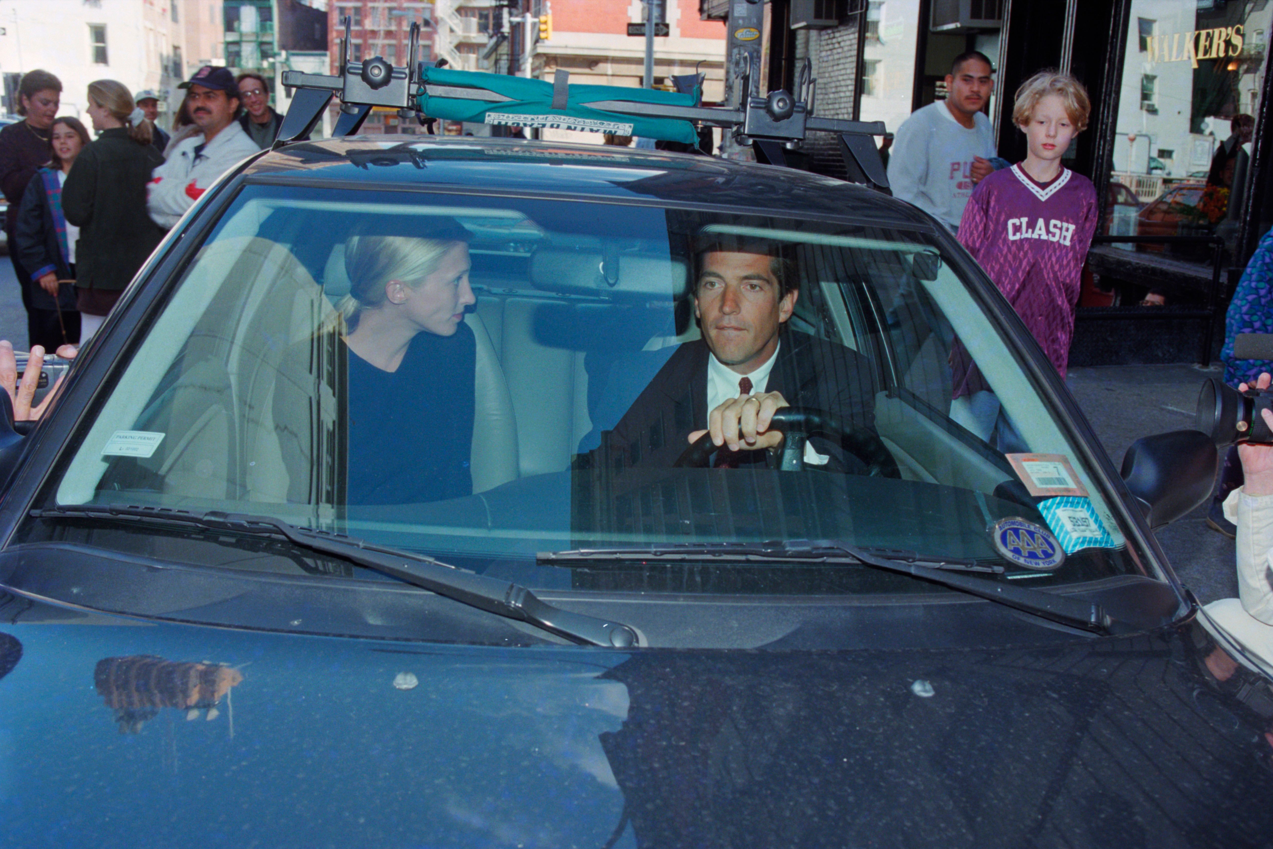 John Kennedy Jr. y Carolyn Bessette Kennedy, tras salir de su loft de Tribeca, después de que John presentara a Carolyn a la prensa que les esperaba y pidiera respeto