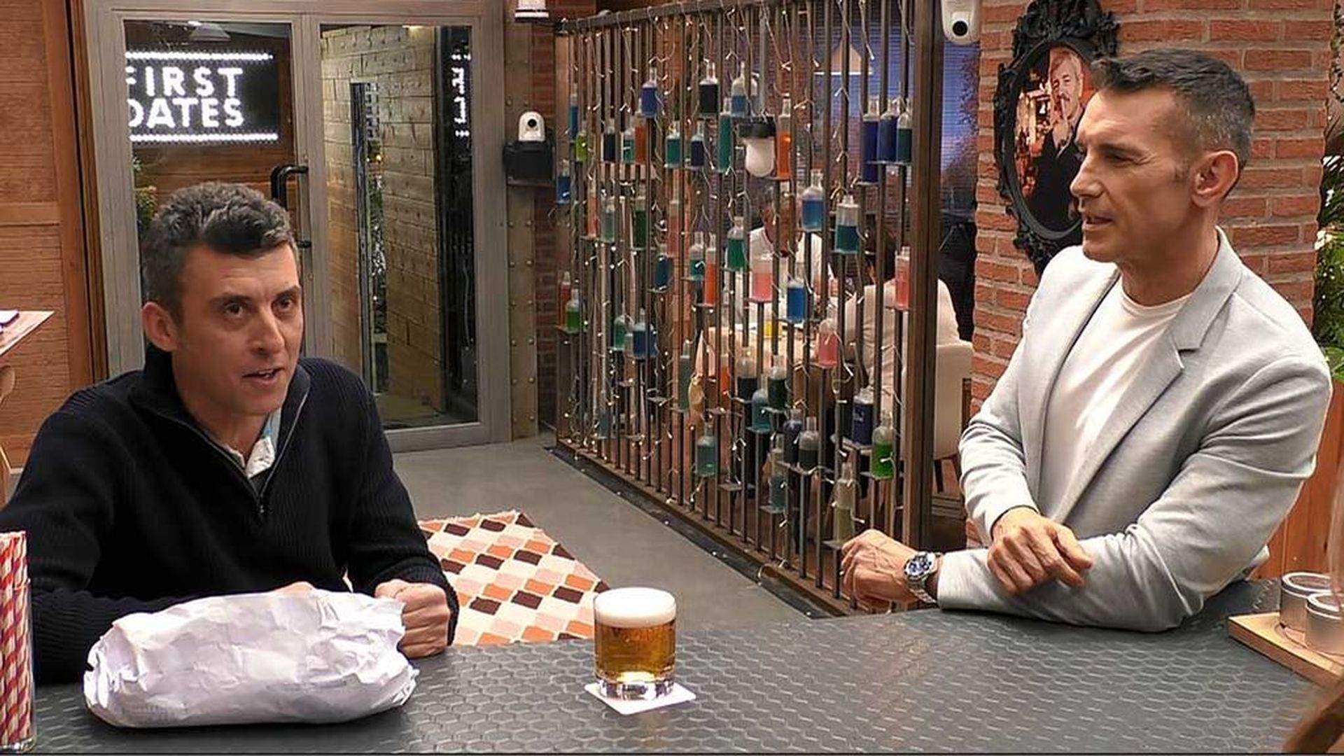 José, quiere sorprender a su cita: “He traído dos morcillas de Aranda del Duero, un auténtico manjar” José, quiere sorprender a su cita: “He traído dos morcillas de Aranda del Duero, un auténtico manjar”