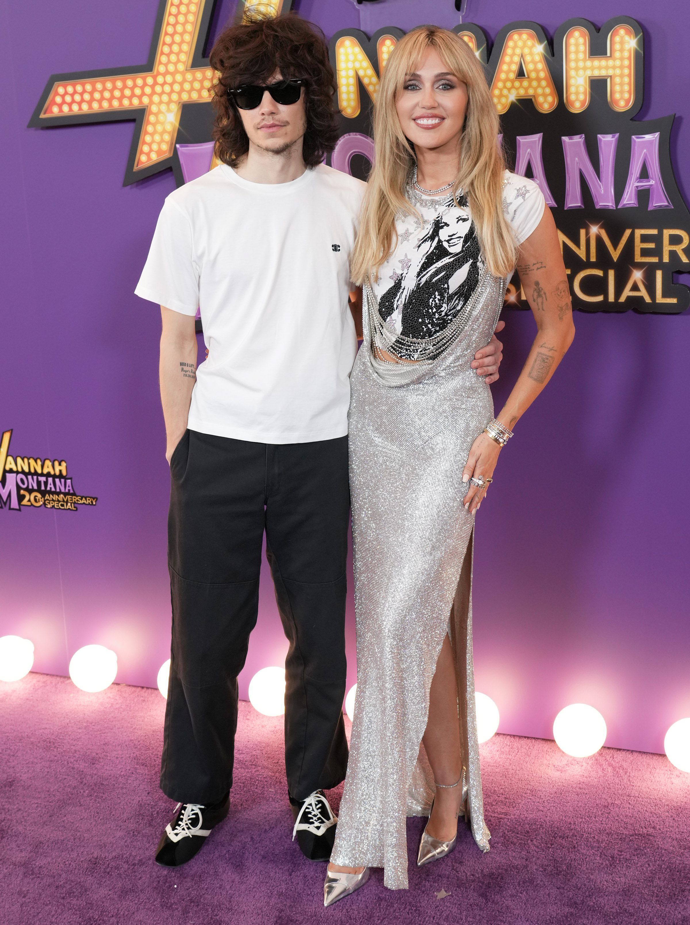 Maxx Morando y Miley Cirus, en el estreno de 'Hannah Montana especial 20º aniversario'