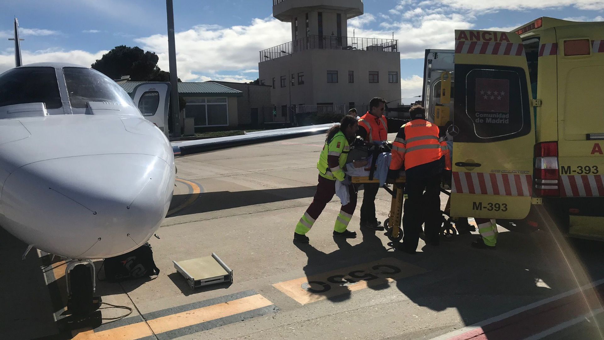 Sanitarios transportando un órgano al avión medicalizado