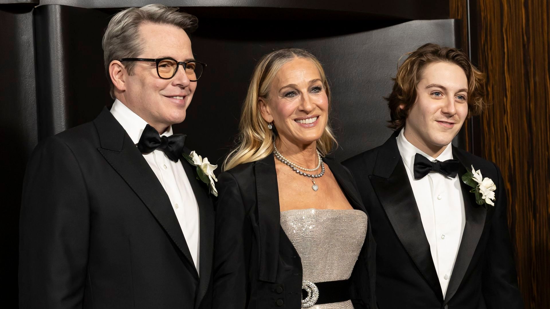 Sarah Jessica Parker y Matthew Broderick, junto a su hijo James, en los Golden Eve 2026