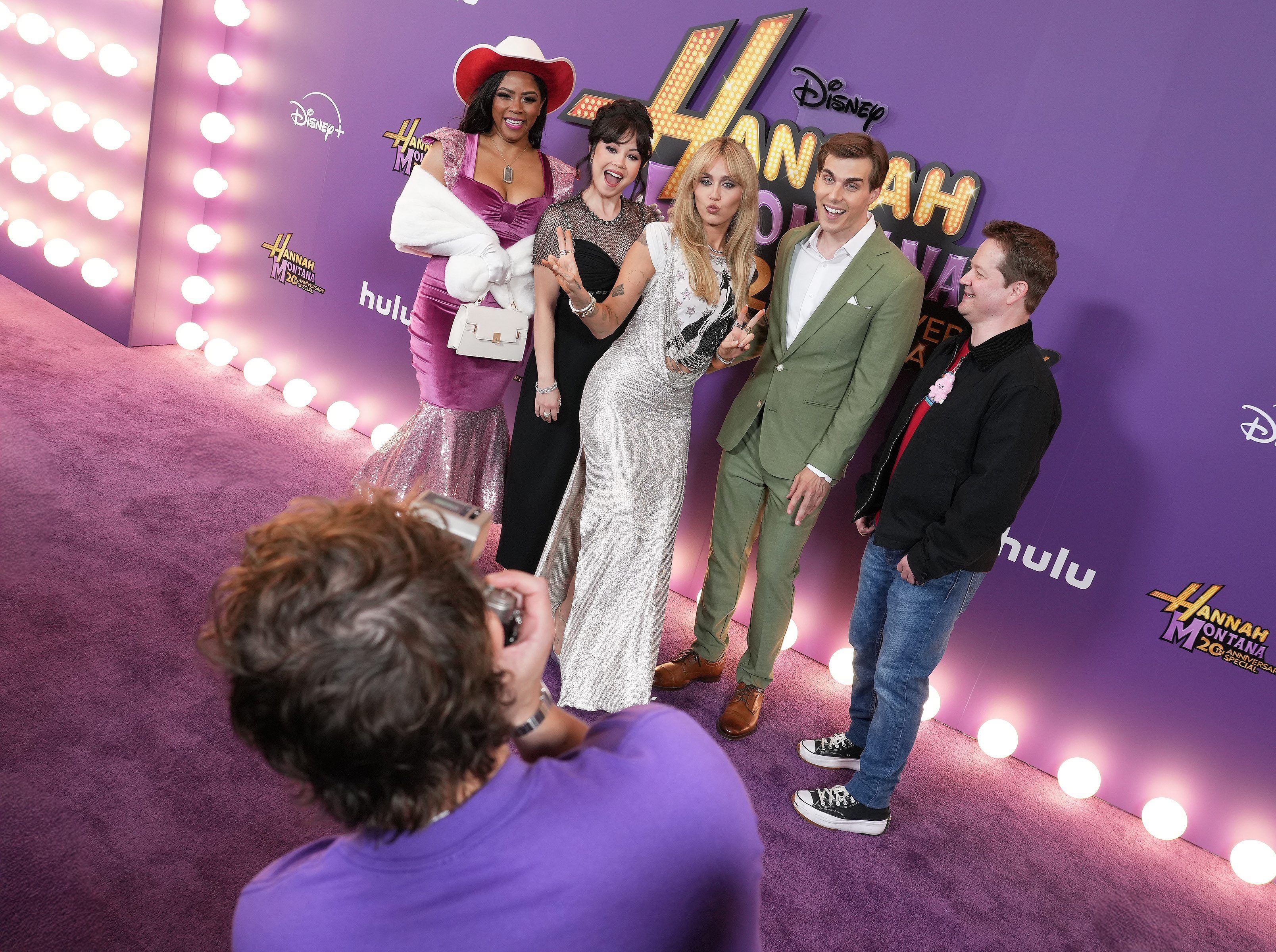 Shanica Knowles, Anna Maria Perez de Tagle, Miley Cyrus, Cody Linley, Jason Earles, en el estreno de 'Hannah Montana especial 20º aniversario'