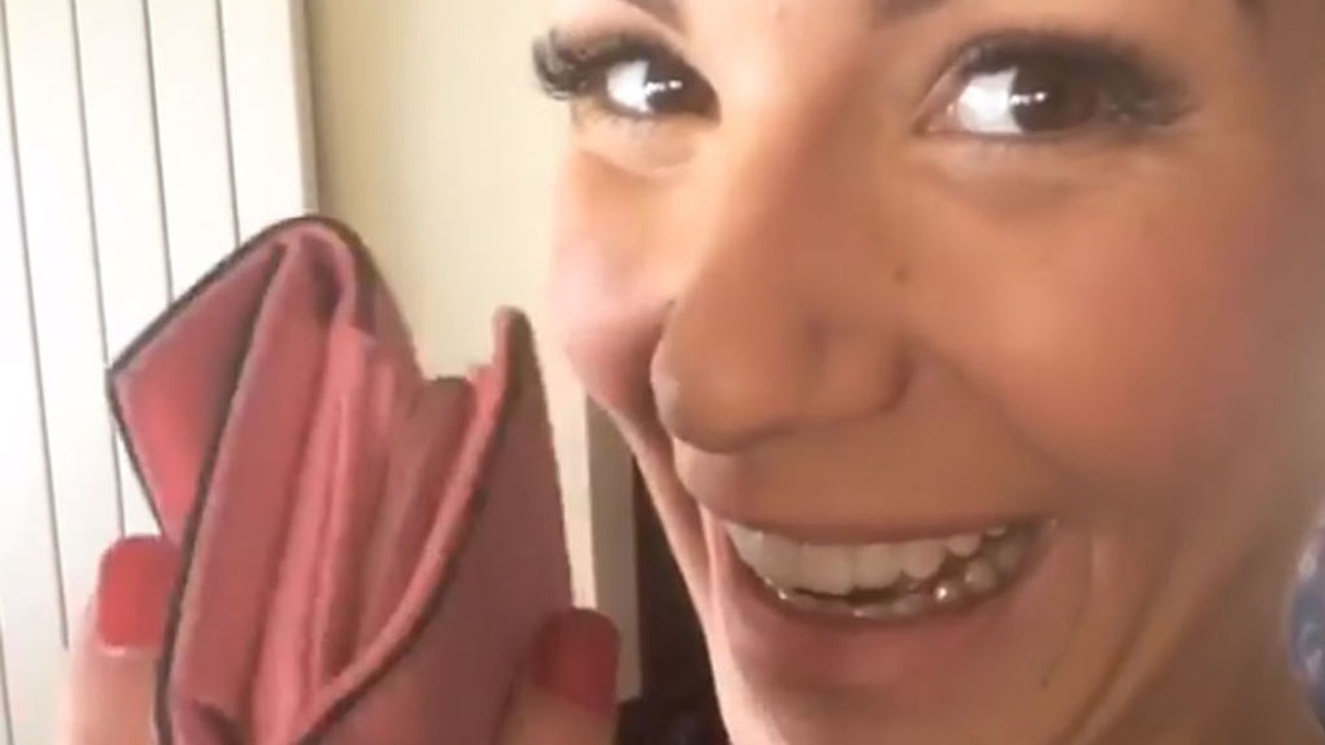 Tamara Gorro encuentra su cartera: "Ladrones, no os perdono, falta la medallita de mi 'yaya" Tamara Gorro encuentra su cartera: "Ladrones, no os perdono, falta la medallita de mi 'yaya"