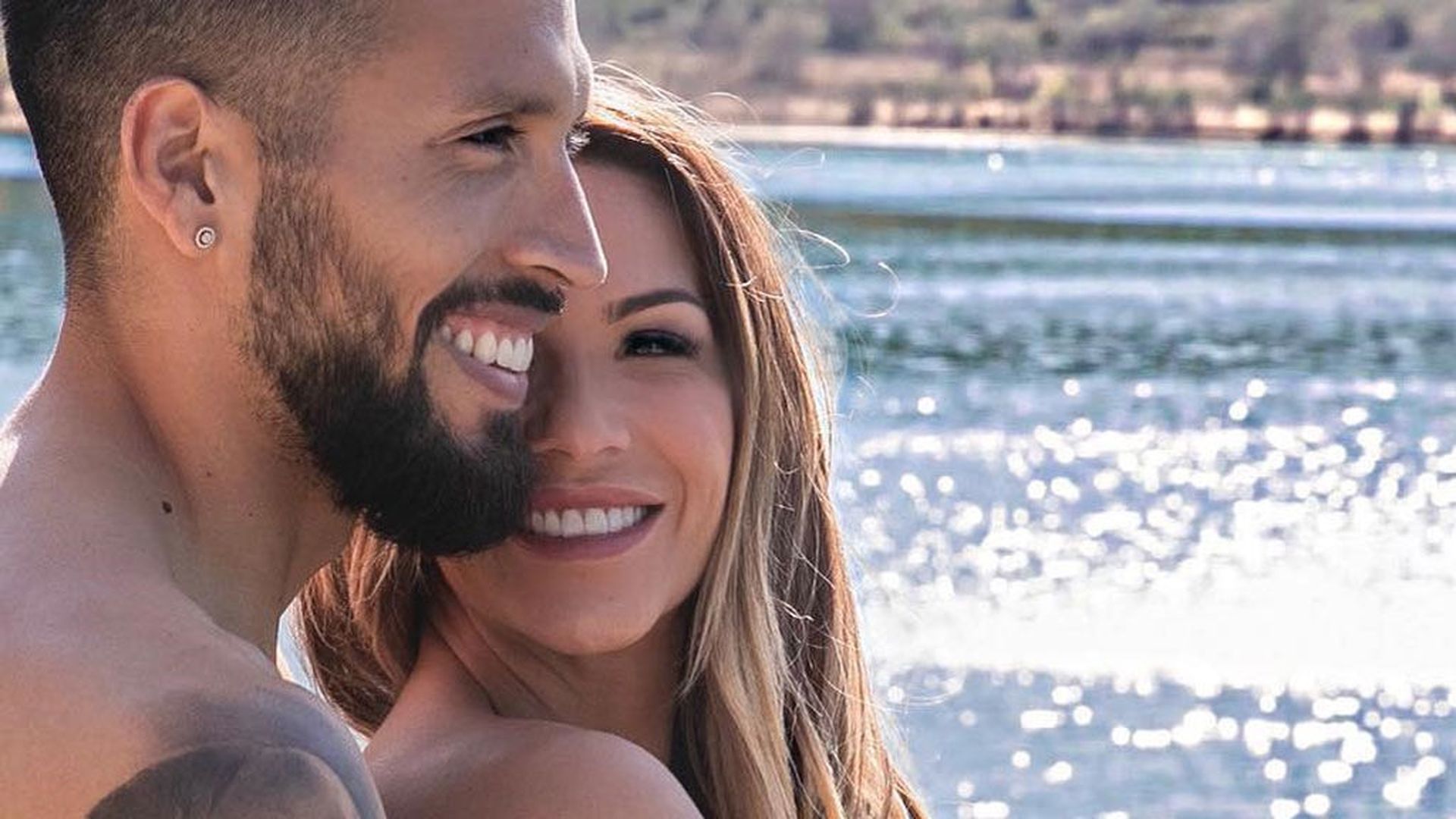 Tamara Gorro y Ezequiel Garay posan con sus pequeños en el bautizo de su hijo Antonio Tamara Gorro y Ezequiel Garay posan con sus pequeños en el bautizo de su hijo Antonio