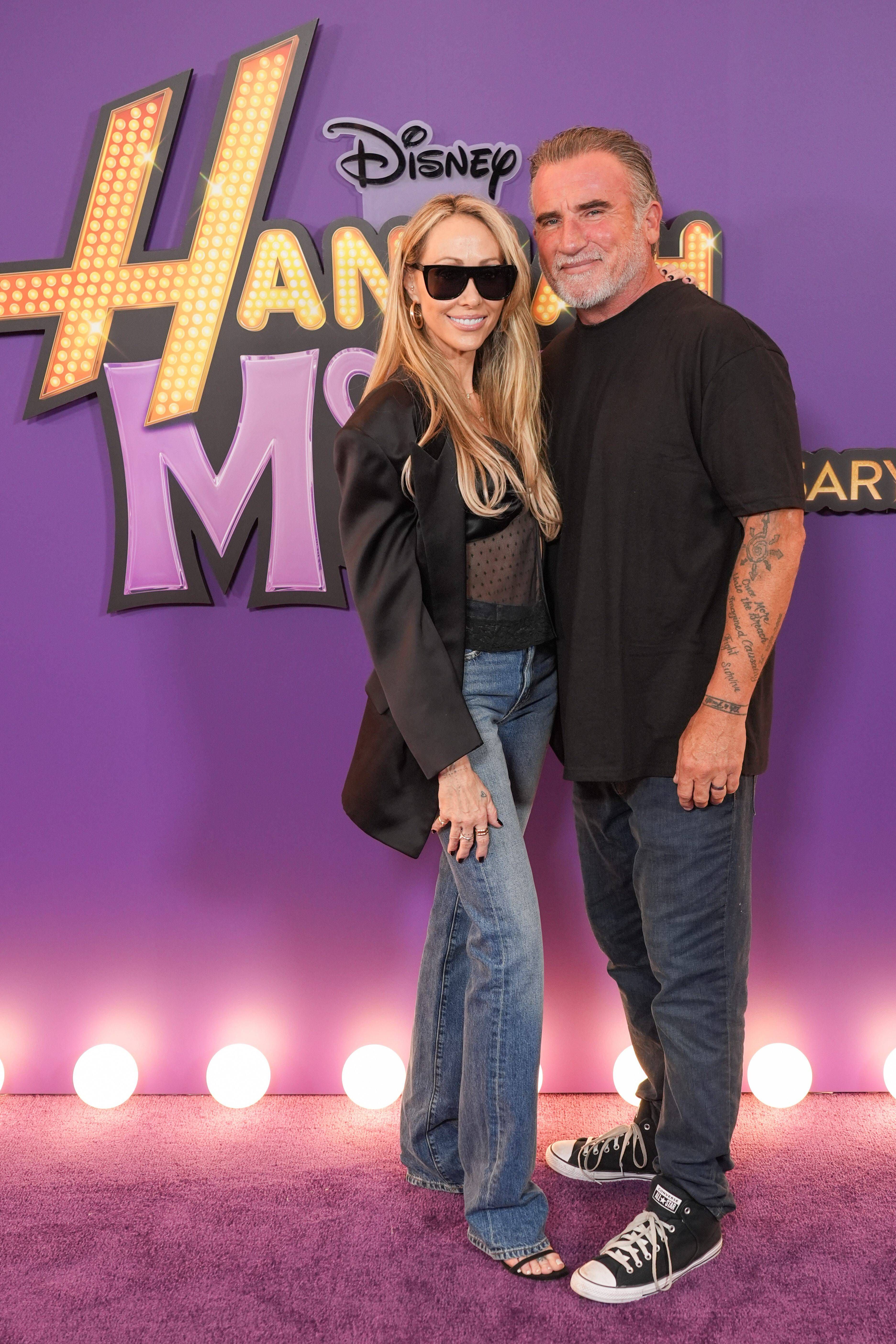 Tish Cyrus-Purcell y Dominic Purcell, en el estreno de 'Hannah Montana especial 20º aniversario'