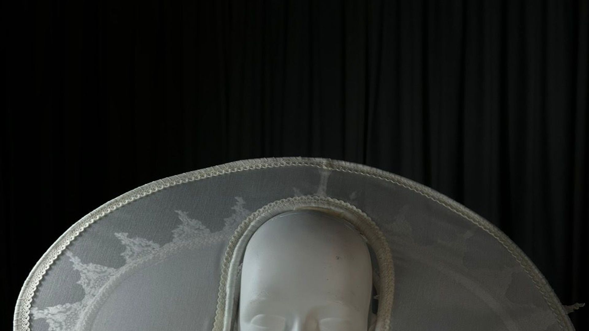 Tocado que luce Rosalía en su gira Lux