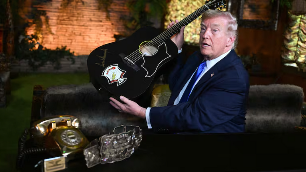 Trump visita la icónica mansión de Elvis Presley y bromea sobre su afición por las artes marciales: "¿Podría ganarle en una pelea?"