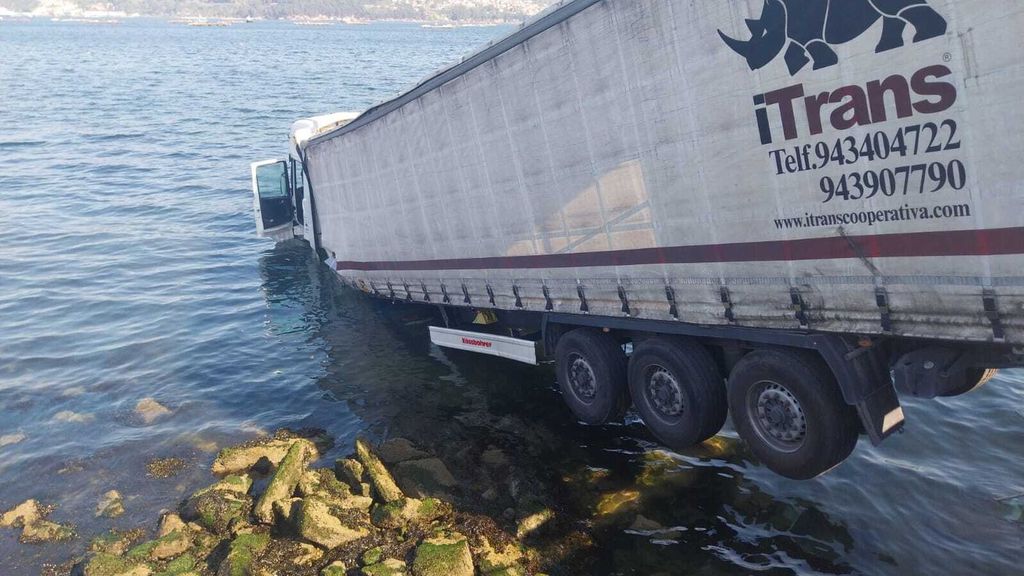 Un camión cae al mar en el puerto de Vigo tras fallarle los frenos