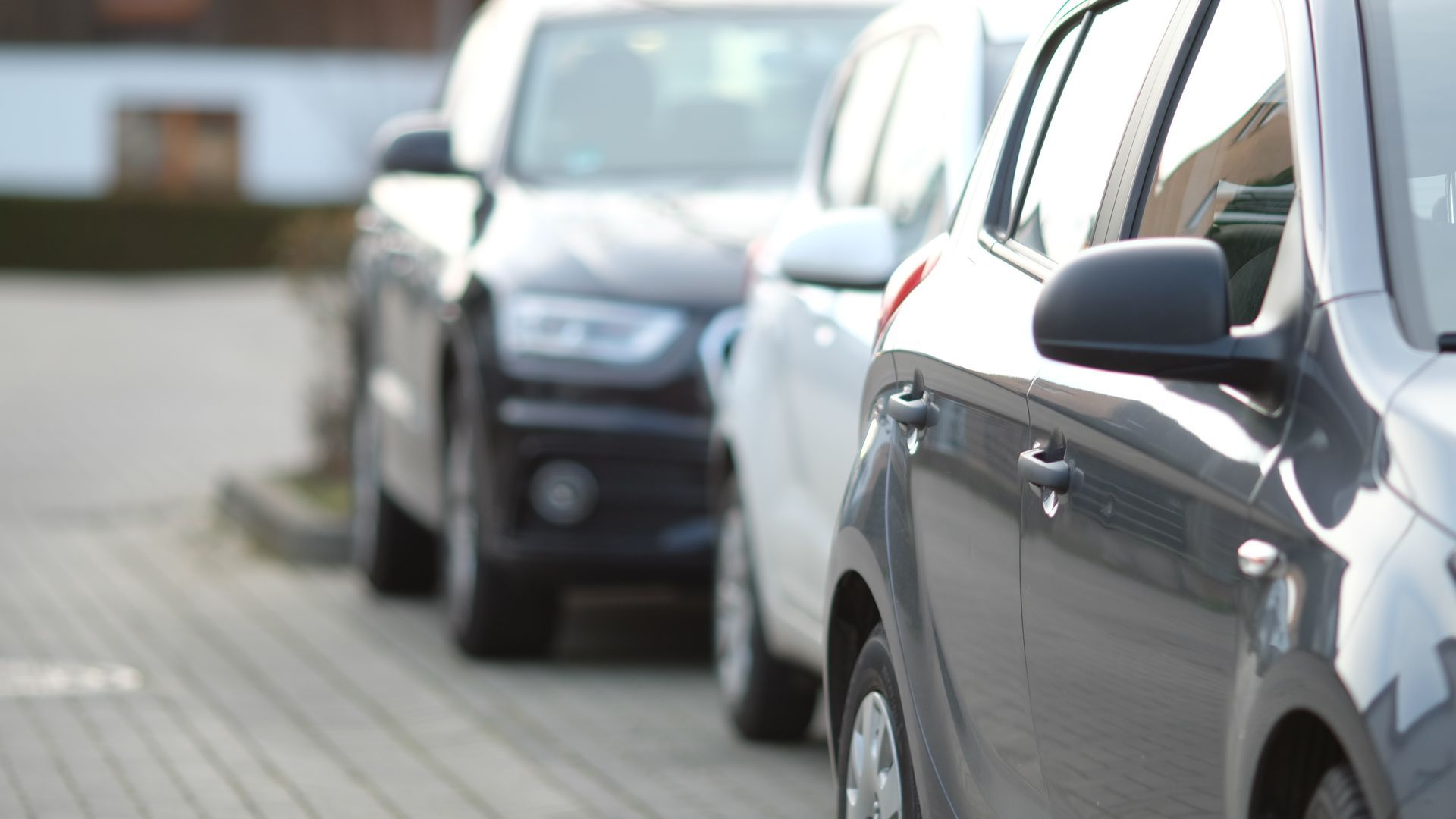 Un coche aparcado en la calle