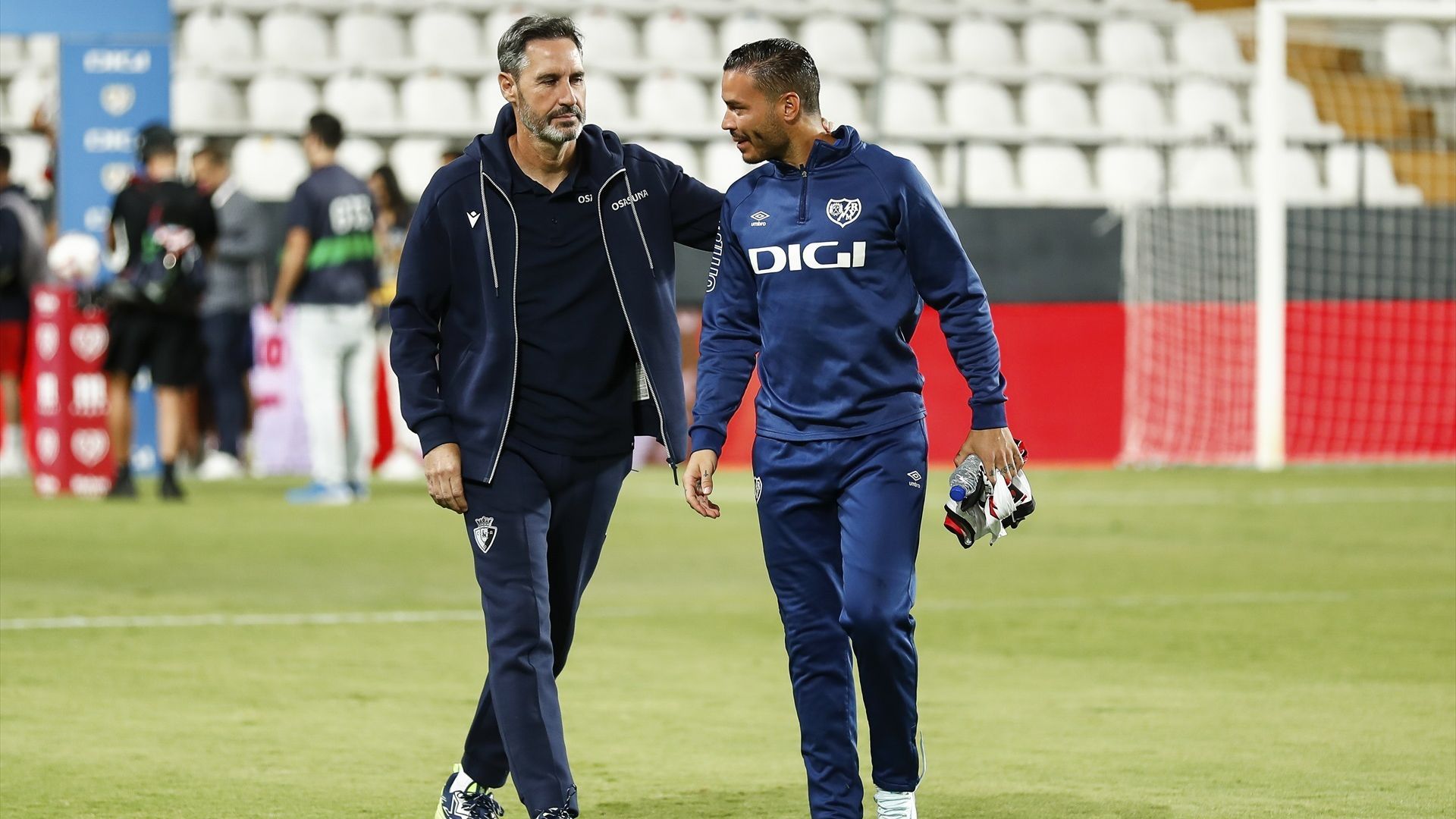 Vicente Moreno, con Osasuna, y Raúl de Tomás, con el Rayo, antes de un partido
