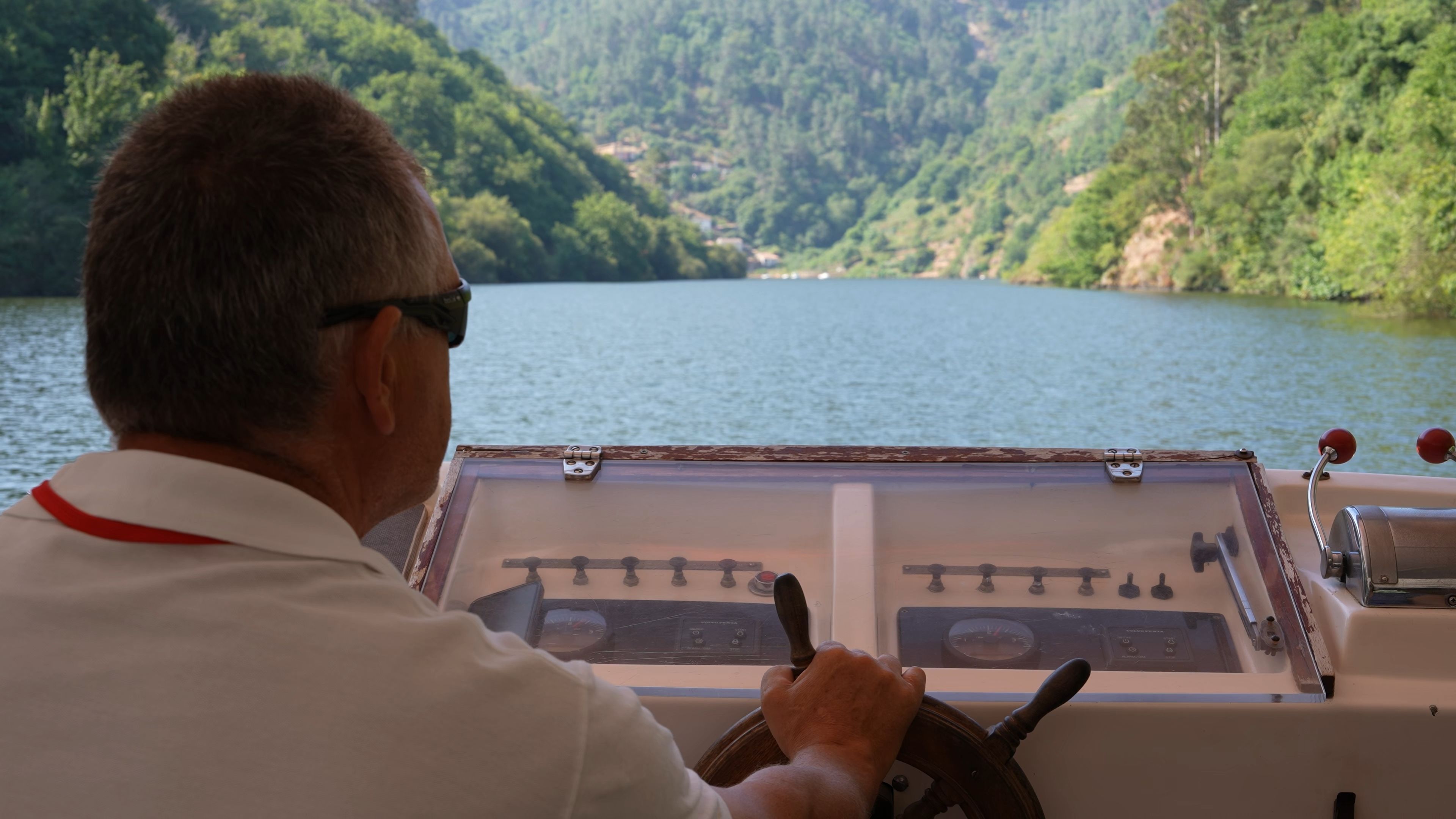 A bordo del catamarán que recorre el río Miño en o Cabo do Mundo