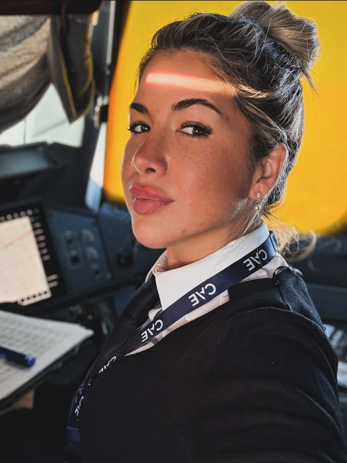Alba durante uno de sus viajes pilotando un avión