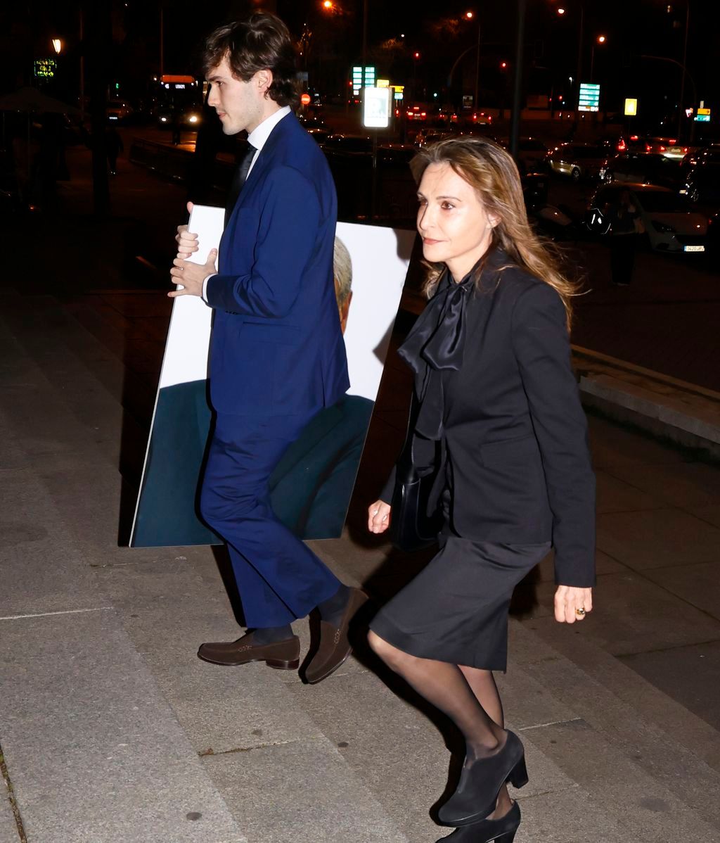 Ángela Rodrigo y su hijo Fernando, sosteniendo una foto del difunto periodista, en la Parroquia San Juan de la Cruz