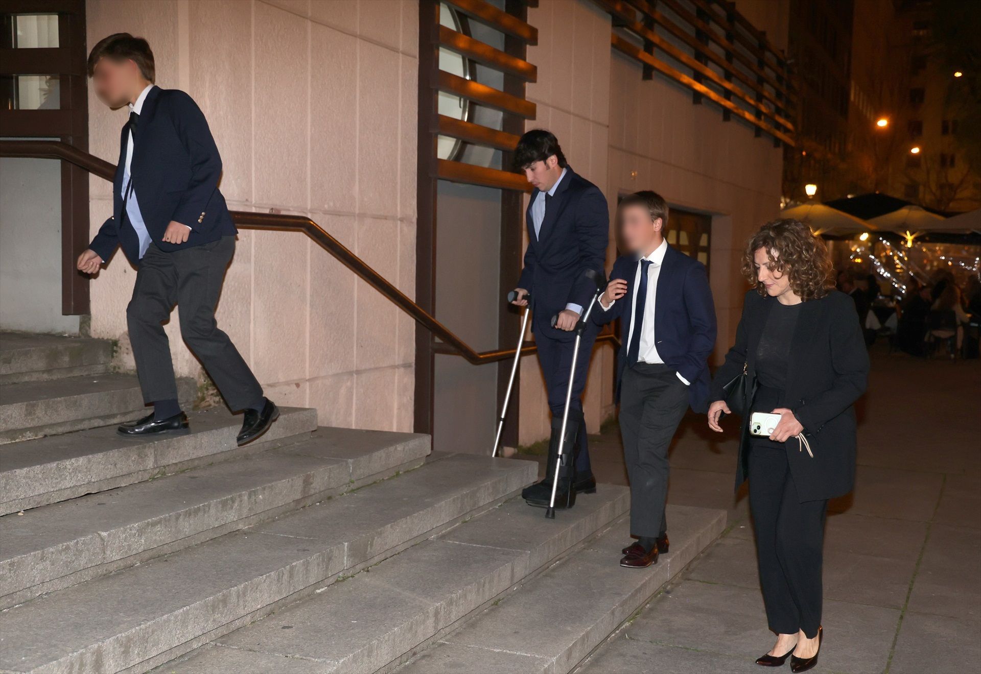 Cristina Ónega, su hijo y sus sobrinos, en el funeral de Fernando Ónega