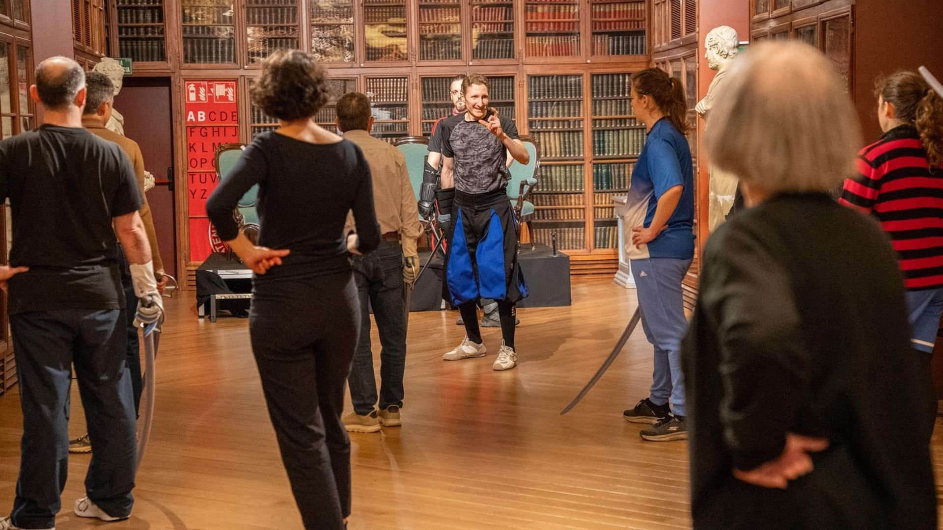 El maestro de esgrima, Carles Tudó, enseña técnicas de la escuela Boloñesa