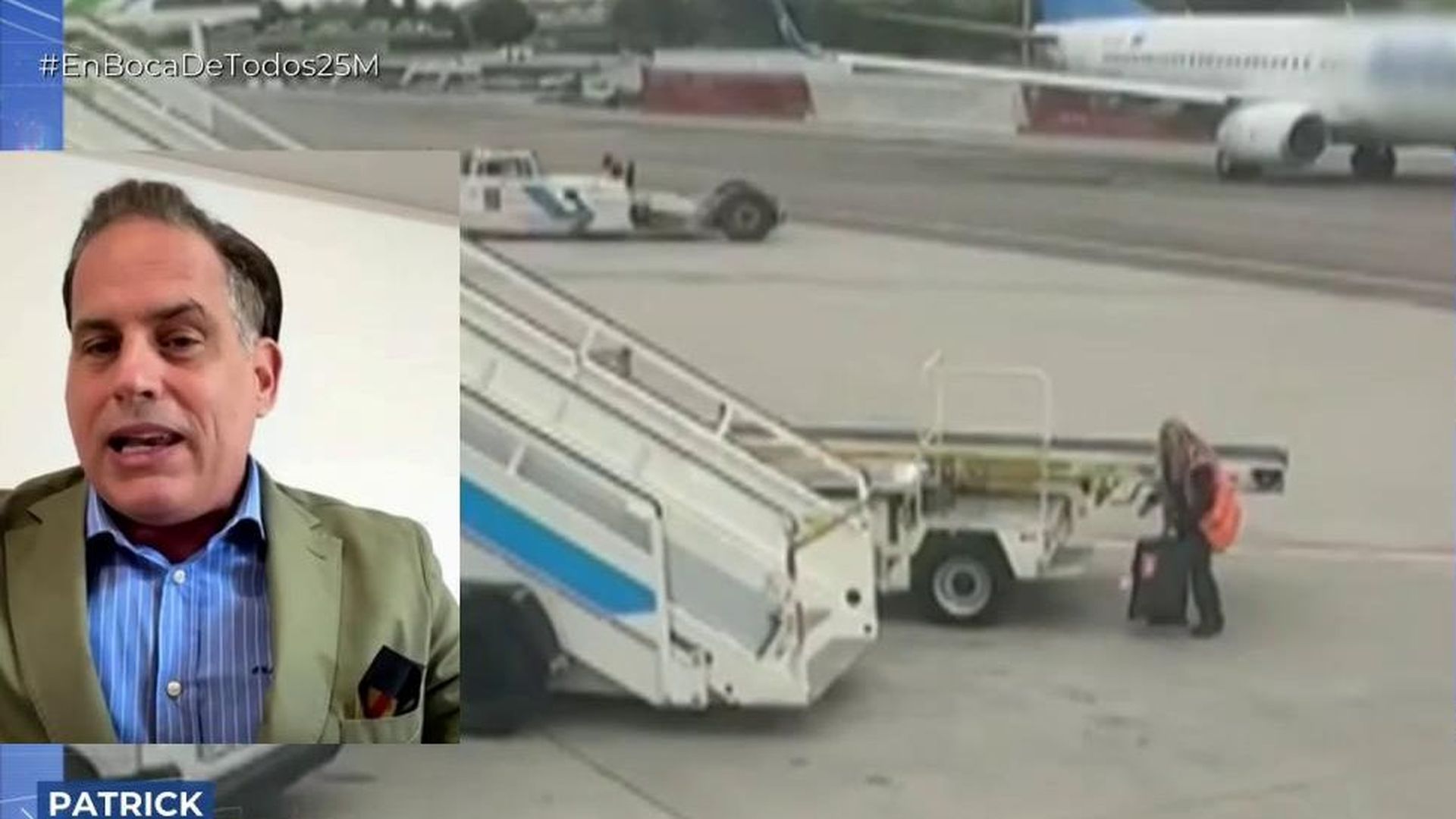 El pasajero de un avión graba como una trabajadora del aeropuerto le roba la maleta en Madrid