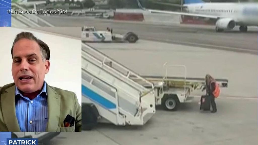 El pasajero de un avión graba como una trabajadora del aeropuerto le roba la maleta en Madrid