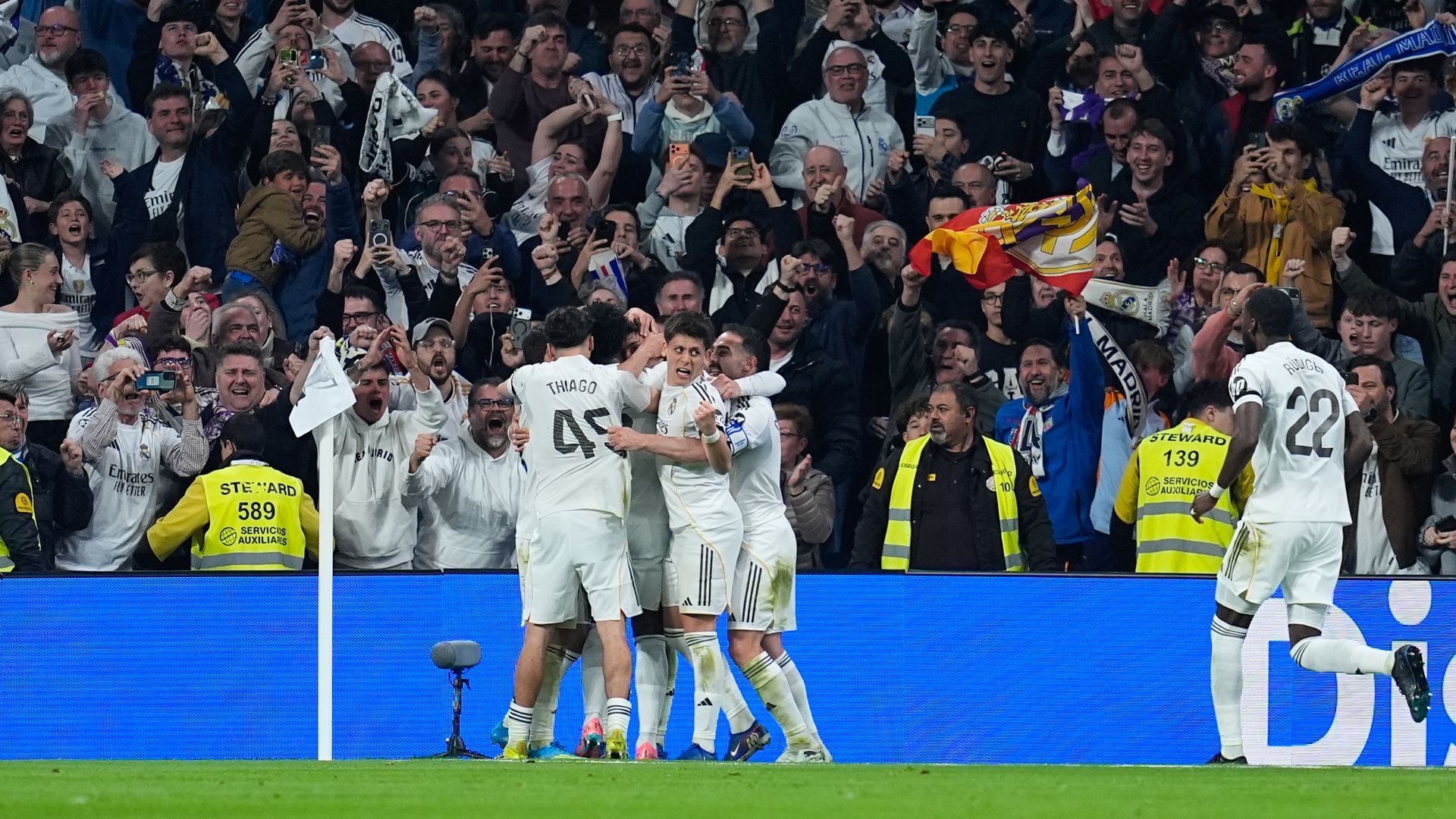 El Real Madrid celebrando en el Bernabéu