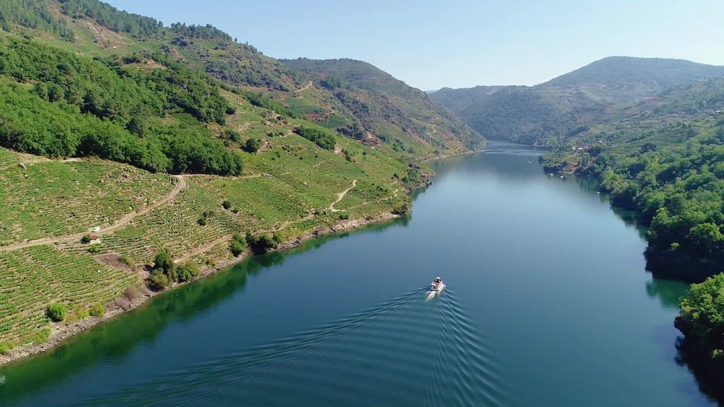 En catamarán por los cañones del Sil y el Miño descubriendo los tesoros de la Ribeira Sacra
