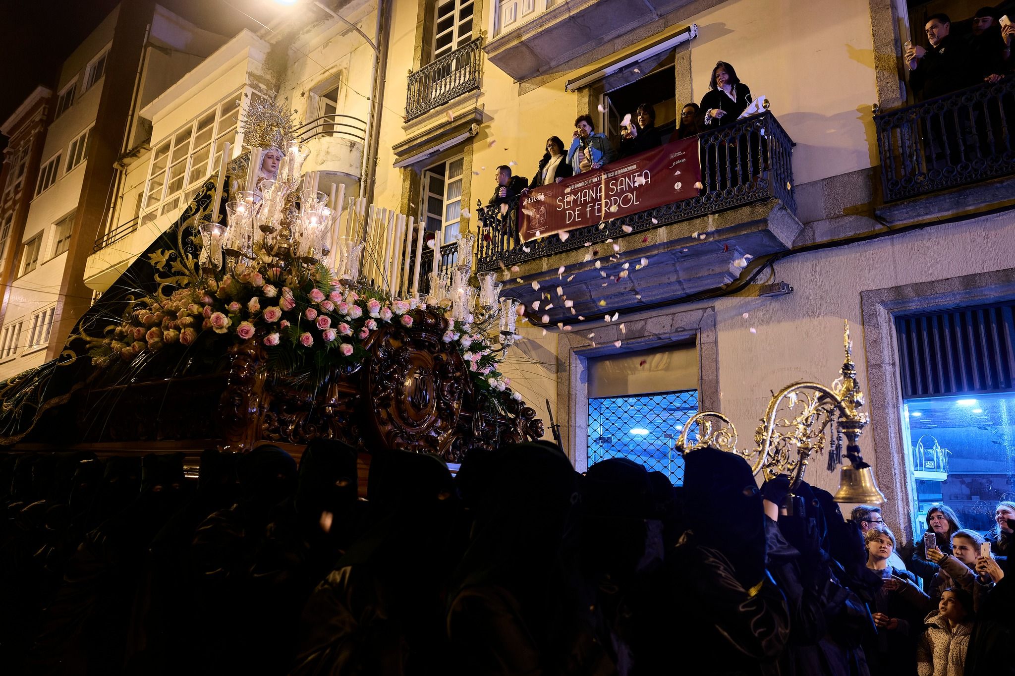 Ferrol acoge a miles de personas para disfrutar de una Semana Santa llena de contrastes